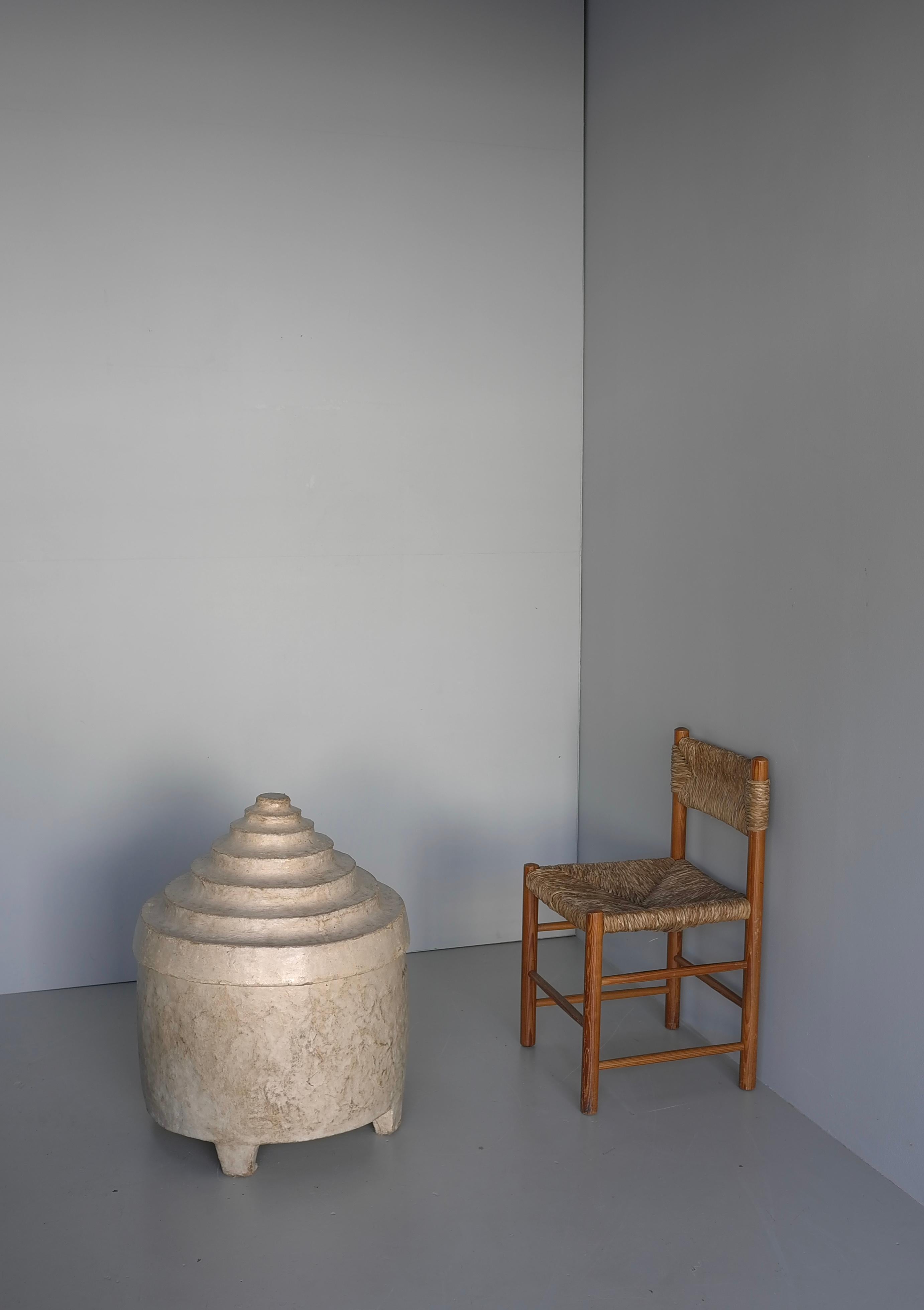 Cesto decorativo africano di metà secolo, intonacato di bianco, con coperchio a scalino in vendita 2