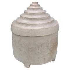 Cesta decorativa africana de mediados de siglo con tapa escalonada de granero enlucida en blanco