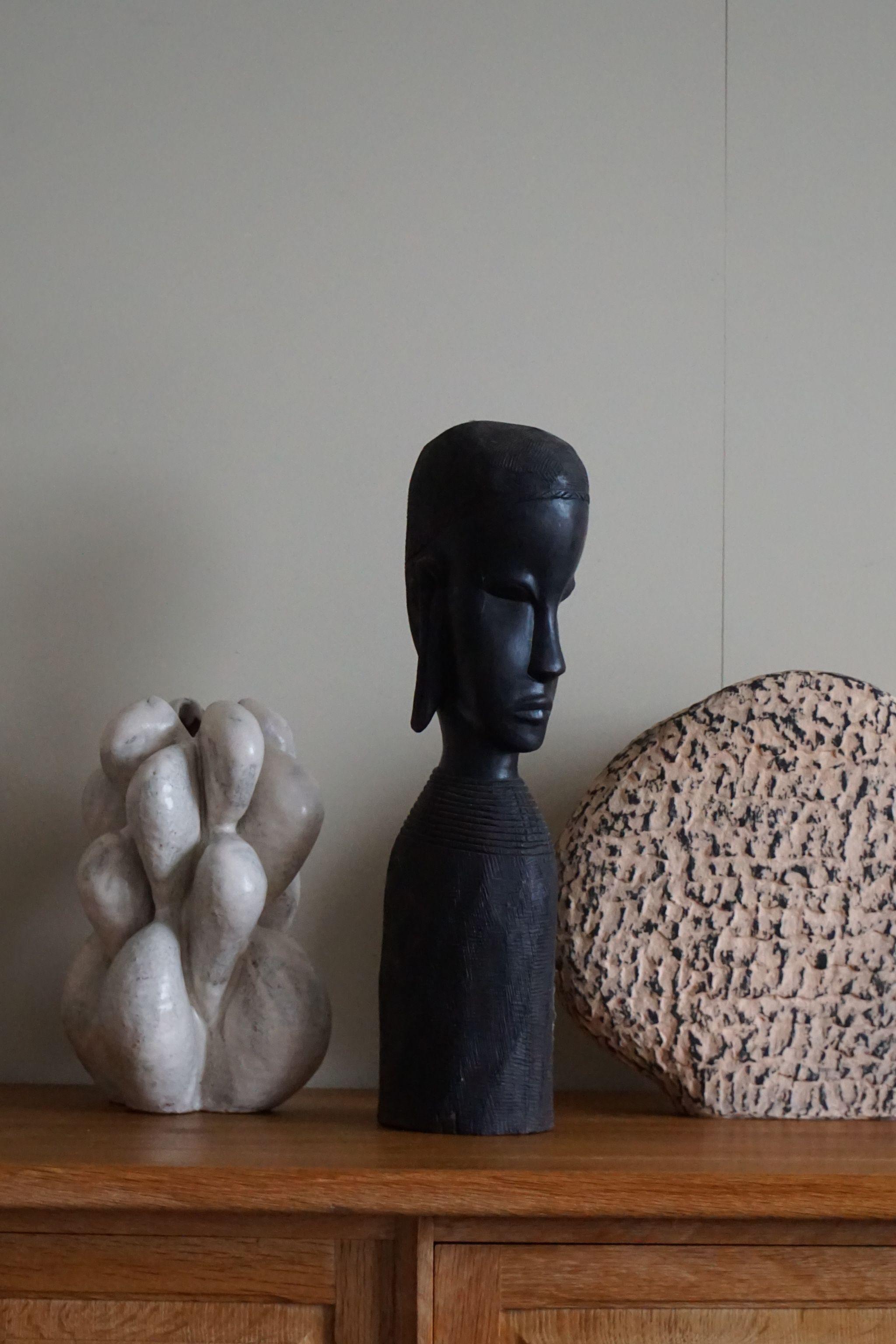 Une belle sculpture / figure en bois sculptée à la main. Fabriqué en Afrique dans les années 1940-50,. Acheté à un collectionneur d'art africain.
Belle patine et bon état général. Cette figure s'adapte aux intérieurs modernes, elle peut également