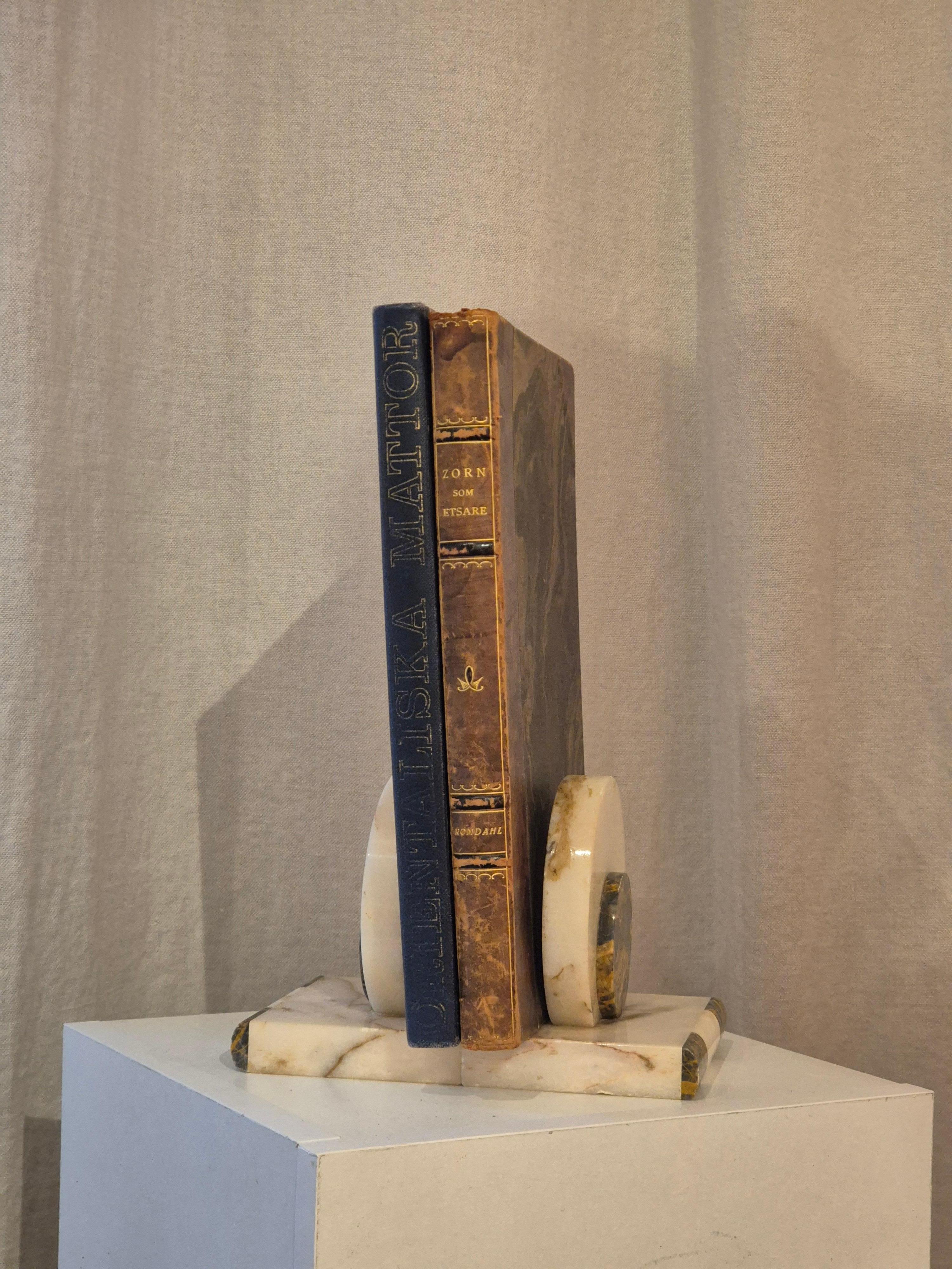 A pair of decorative Art Deco, alabster bookends. Italy 1930/40s. 

Beautiful details in any home. In good condition, smaller signs of age and wear. 
