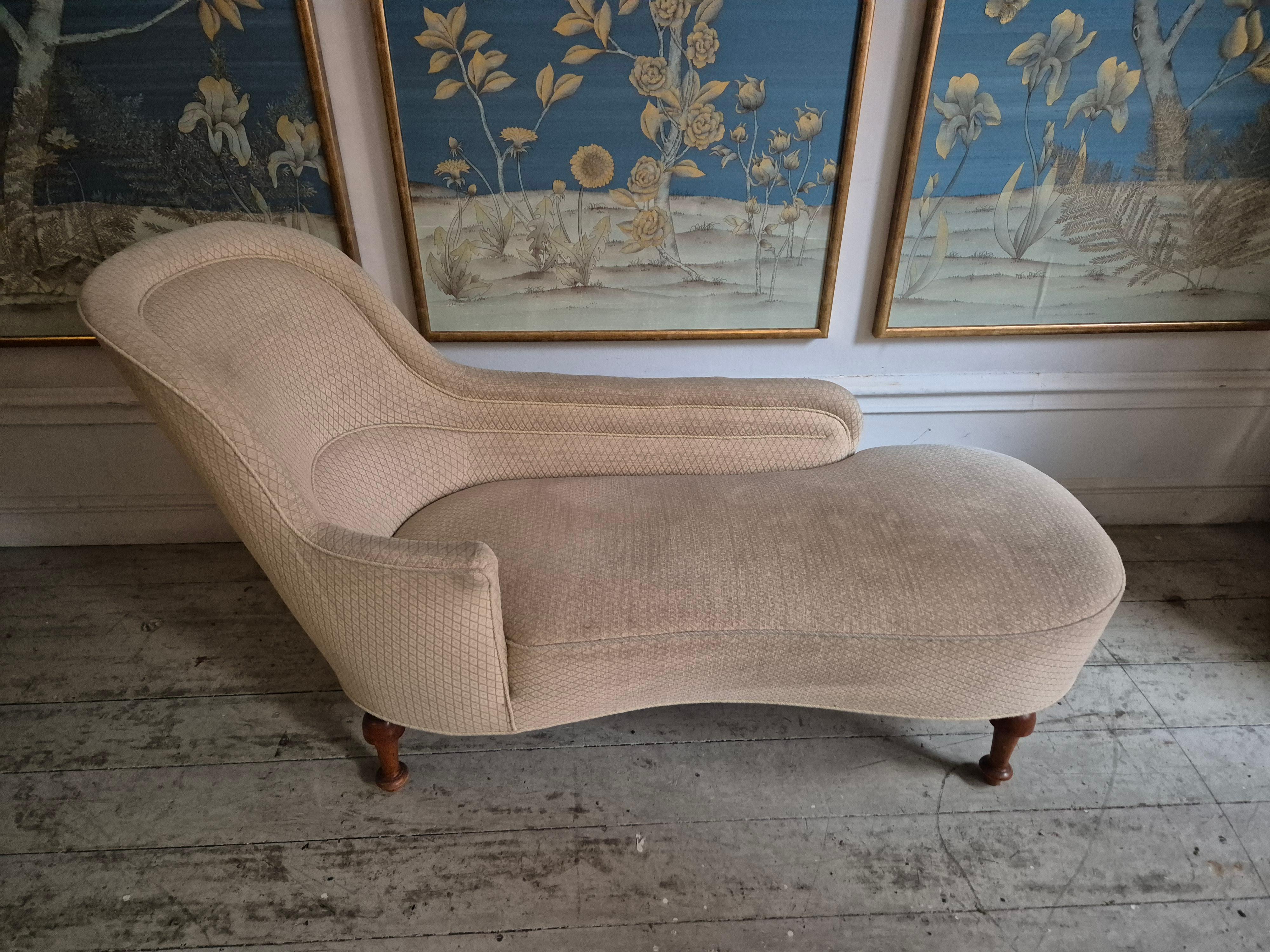 Une belle chaise longue, bien fabriquée, retapissée par le propriétaire précédent. 

En bon état, tissu présentant des signes d'âge et d'utilisation.  Décoratif et confortable, un bijou d'intérieur intemporel. 