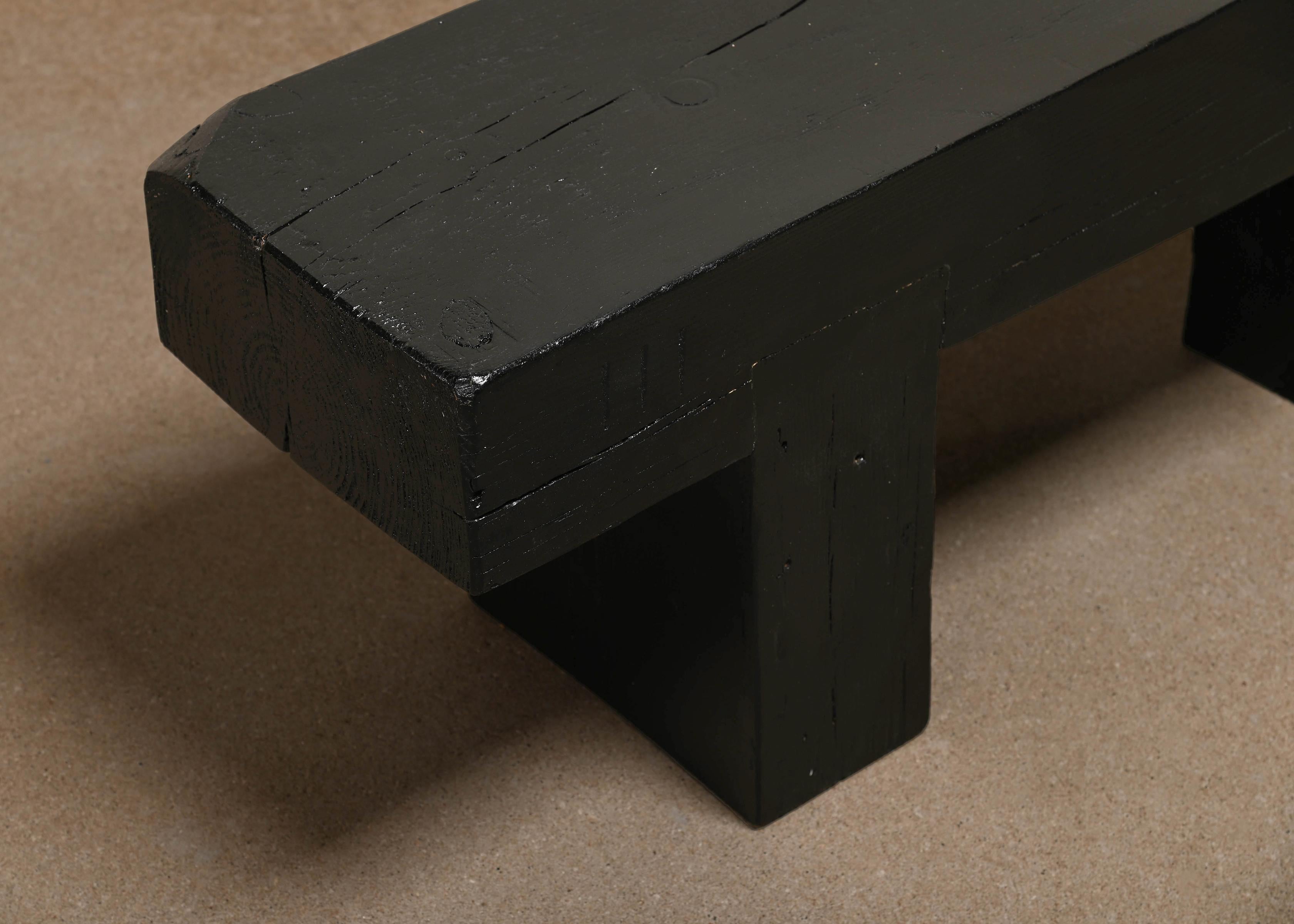 Dekorative und grafische Bank oder SIde-Tisch aus schwarz gebeiztem massivem Kiefernholz im Angebot 3