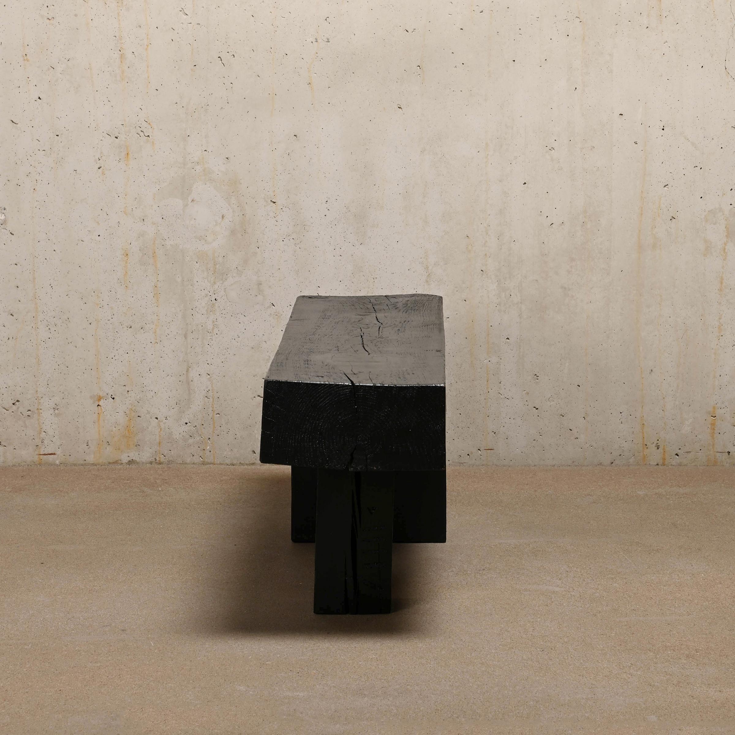 Dekorative und grafische Bank oder SIde-Tisch aus schwarz gebeiztem massivem Kiefernholz (Postmoderne) im Angebot
