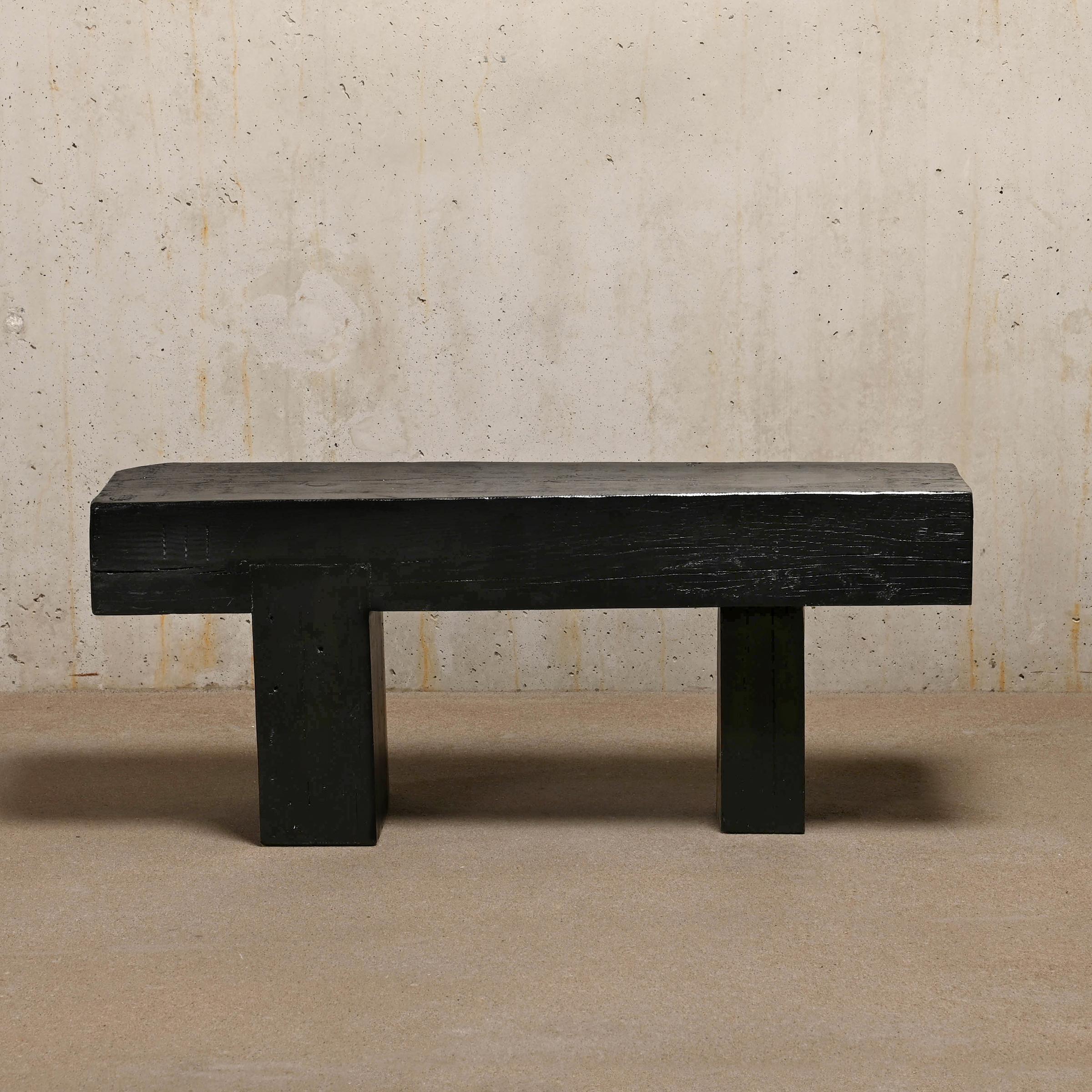 Dekorative und grafische Bank oder SIde-Tisch aus schwarz gebeiztem massivem Kiefernholz (Niederländisch) im Angebot