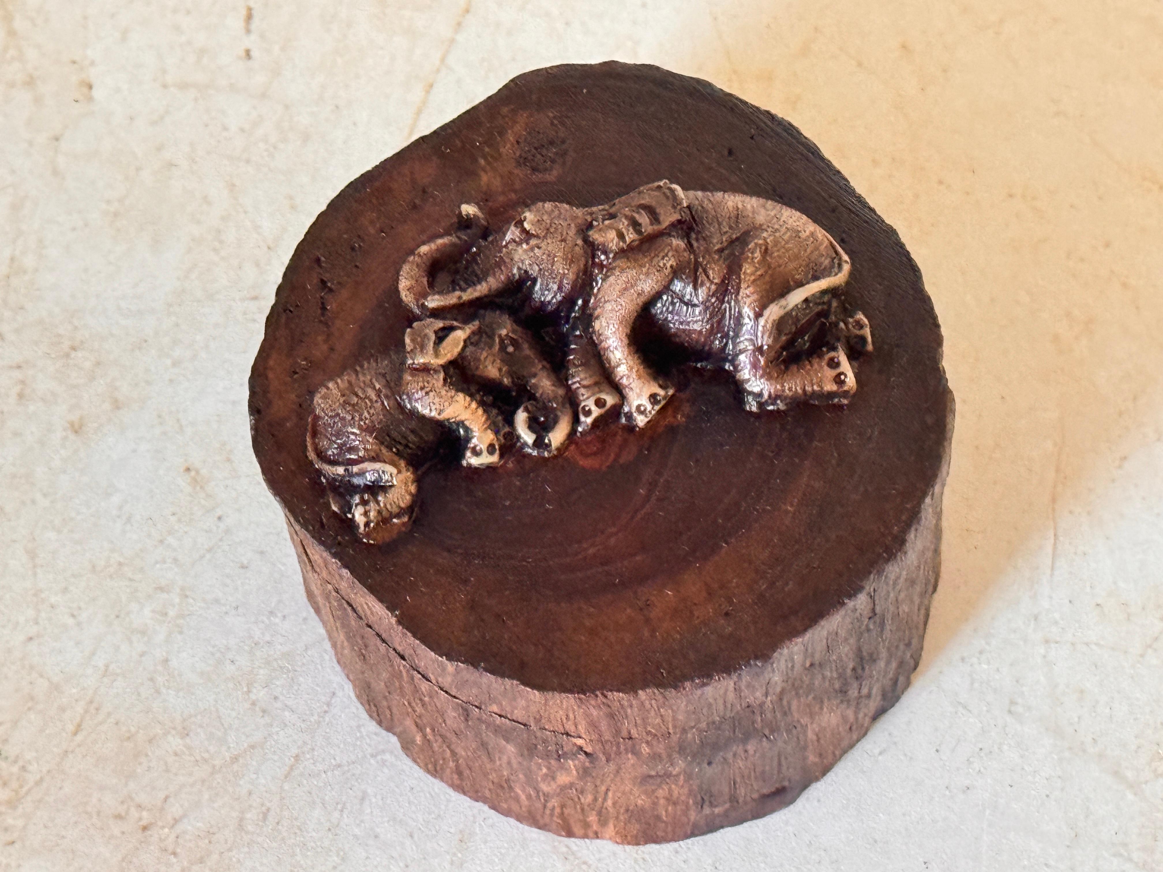 Decorative and Jewelry Box in Wood with  Carved Elephants France 1970 In Good Condition For Sale In Auribeau sur Siagne, FR