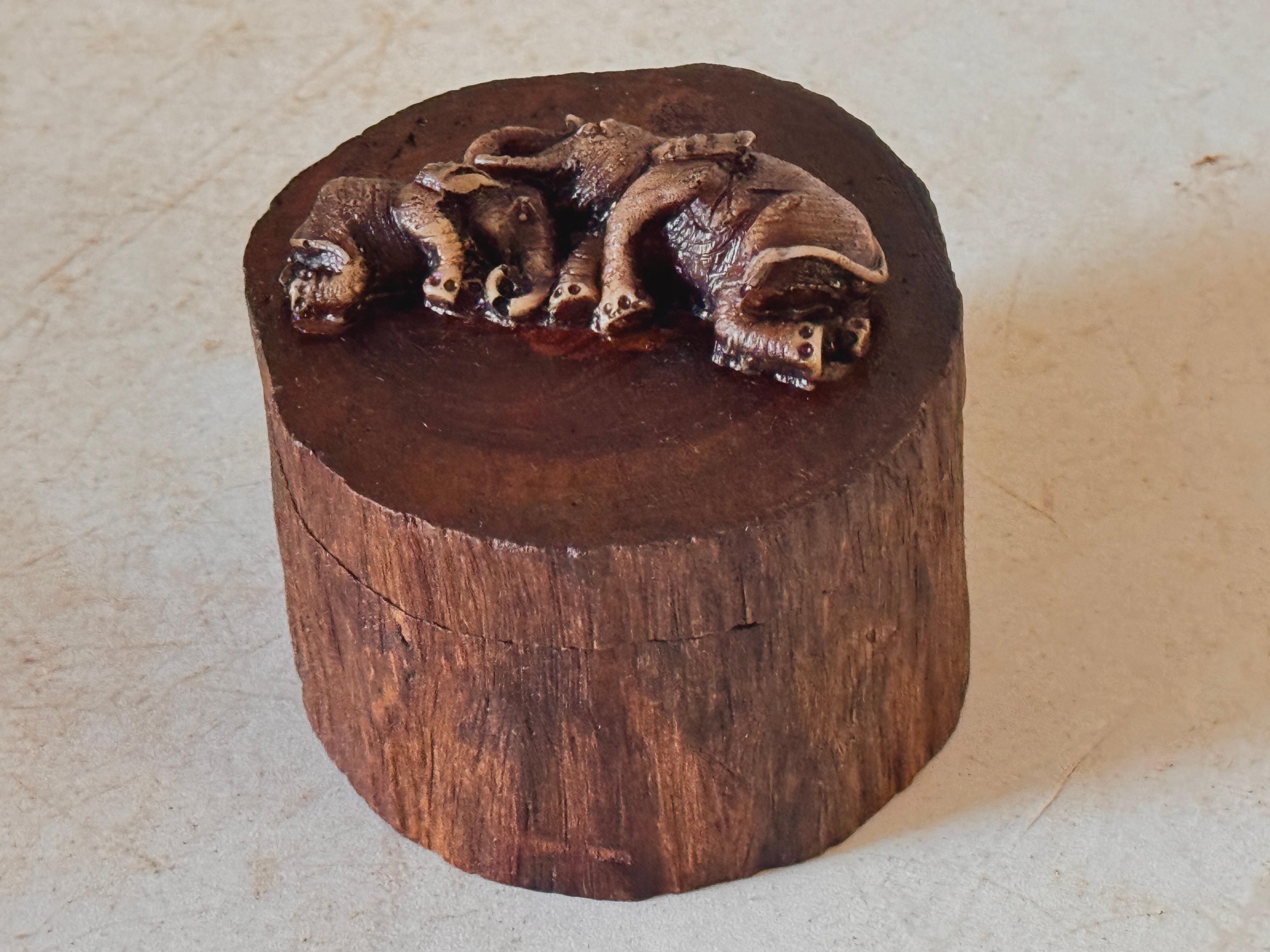 Dekorative und Schmuckkästchen aus Holz mit Holzschachtel  Geschnitzte Elefanten, Frankreich 1970 (Ende des 20. Jahrhunderts) im Angebot