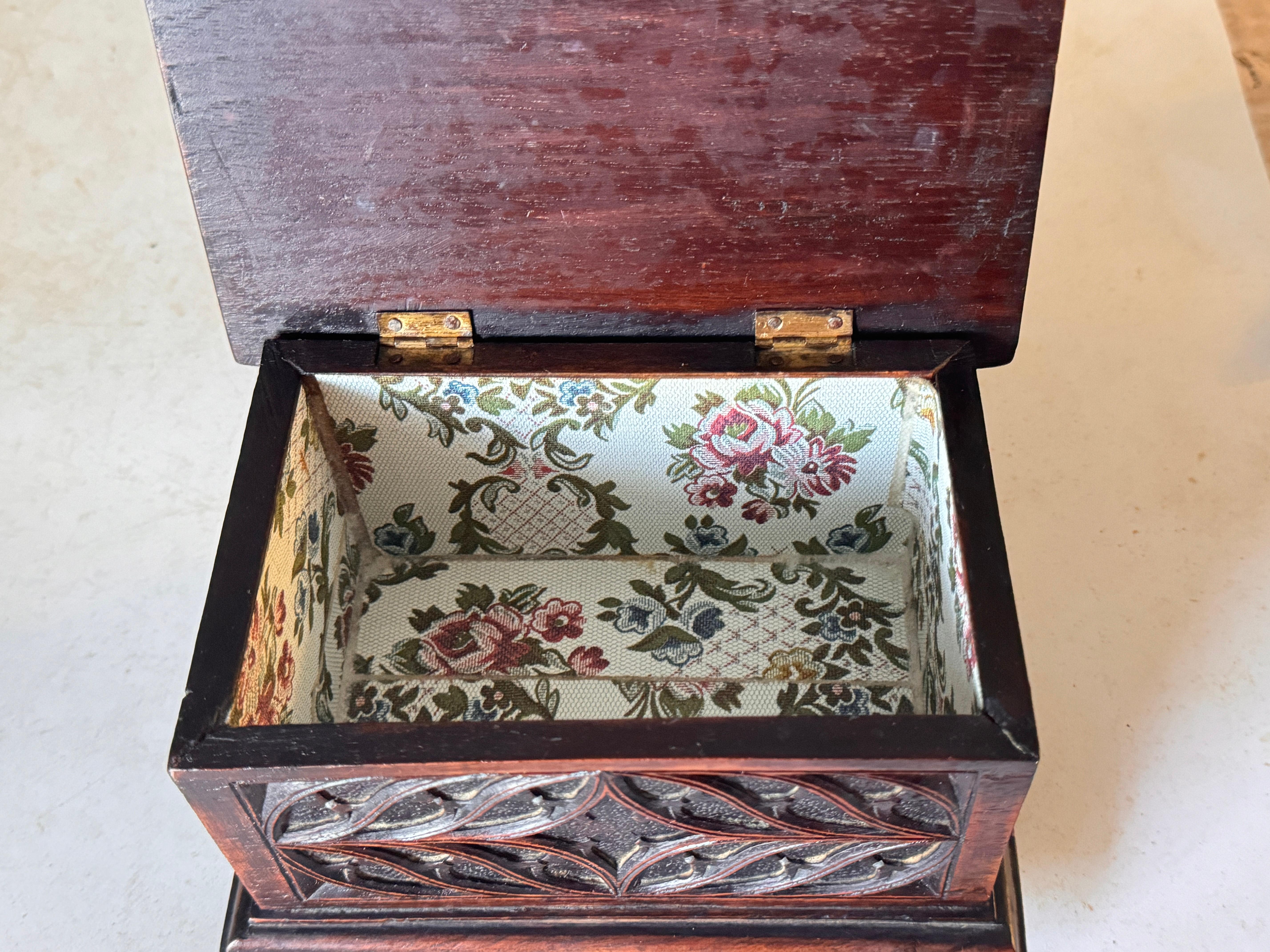 Boîte décorative et bijouterie en bois  Patterns gothiques géométriques France 1940 en vente 8