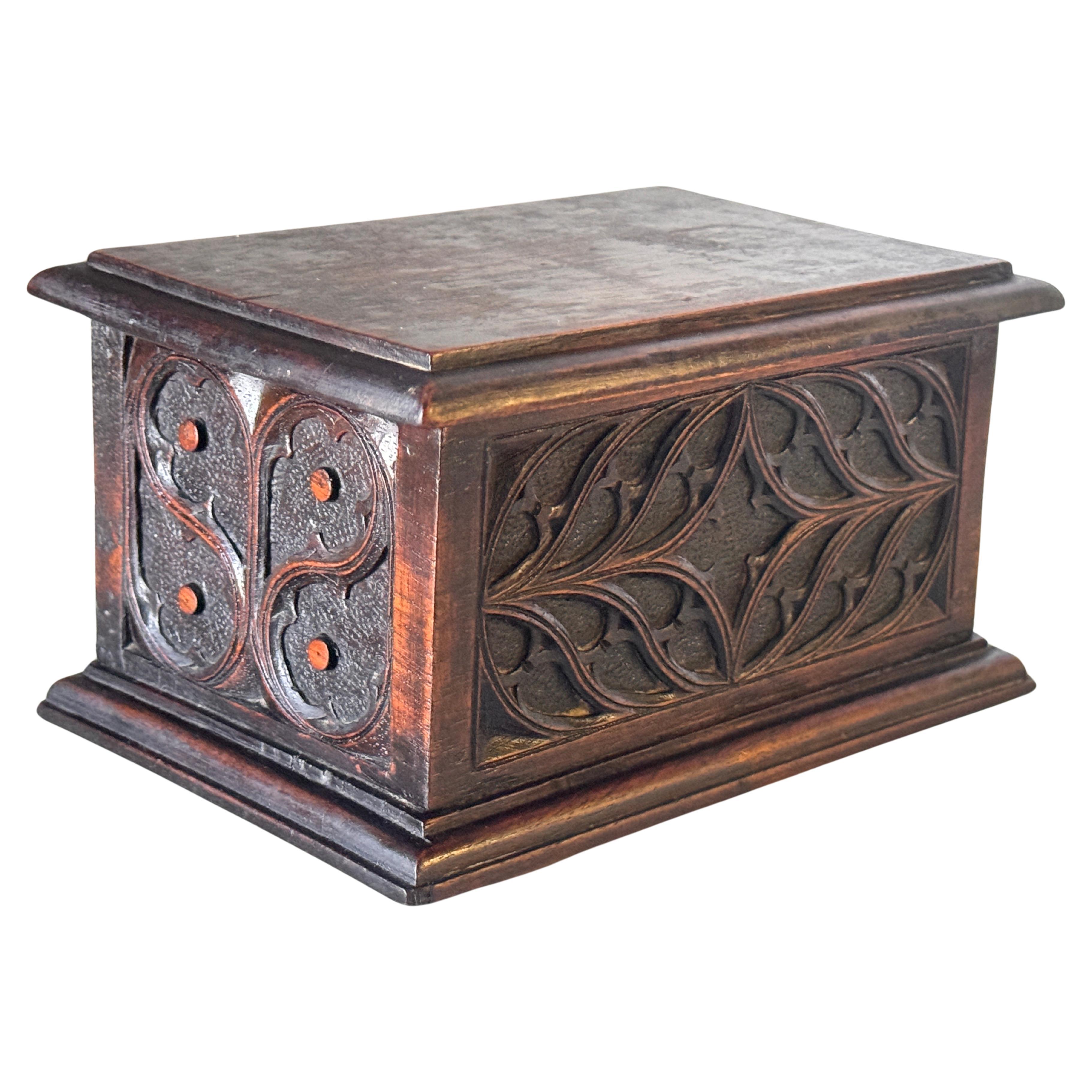 Decorative and Jewelry Box in Wood with  Geometrical Gothic Patterns France 1940 For Sale 10