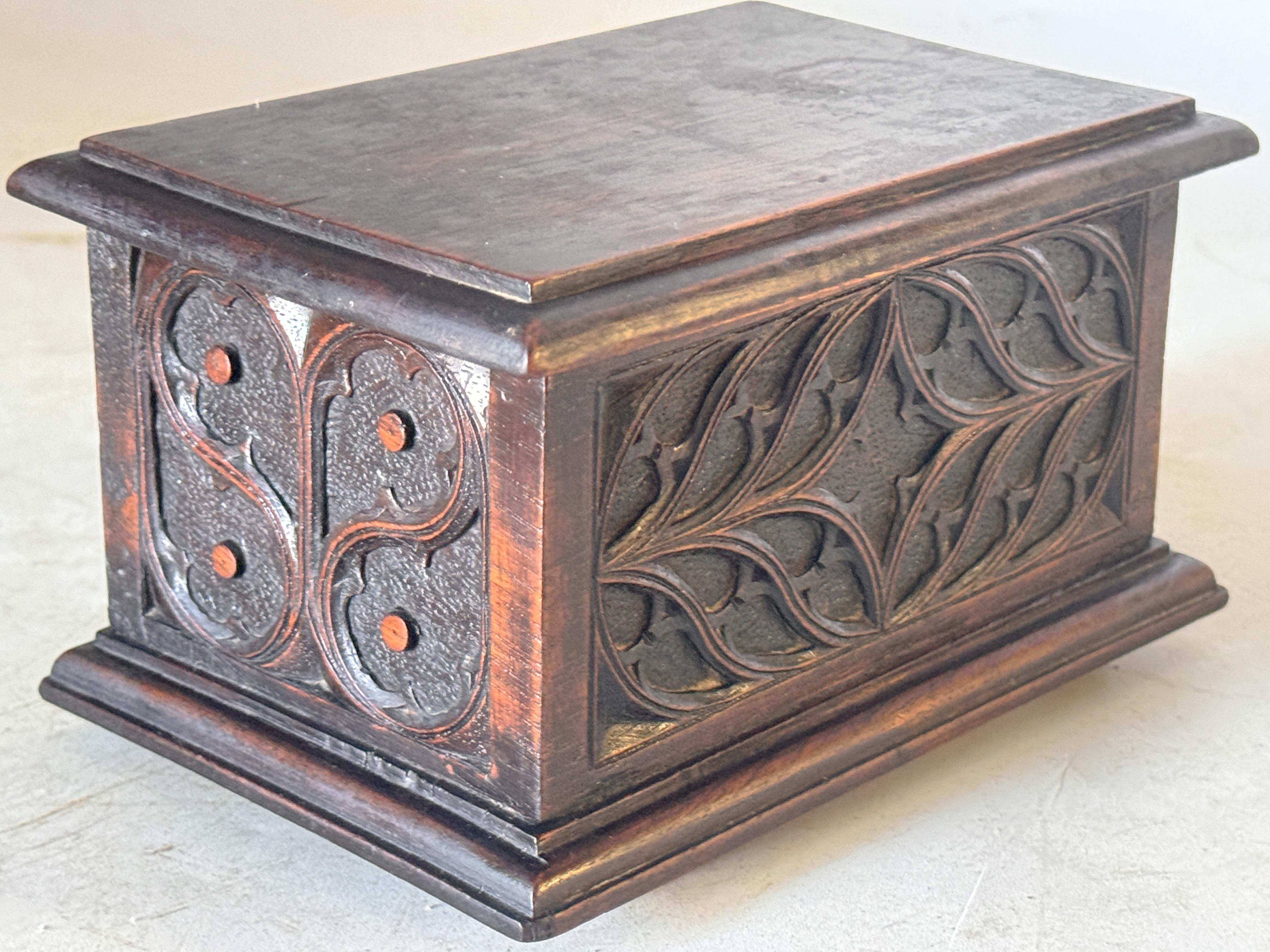 Decorative and Jewelry Box in Wood with  Geometrical Gothic Patterns France 1940 In Good Condition For Sale In Auribeau sur Siagne, FR