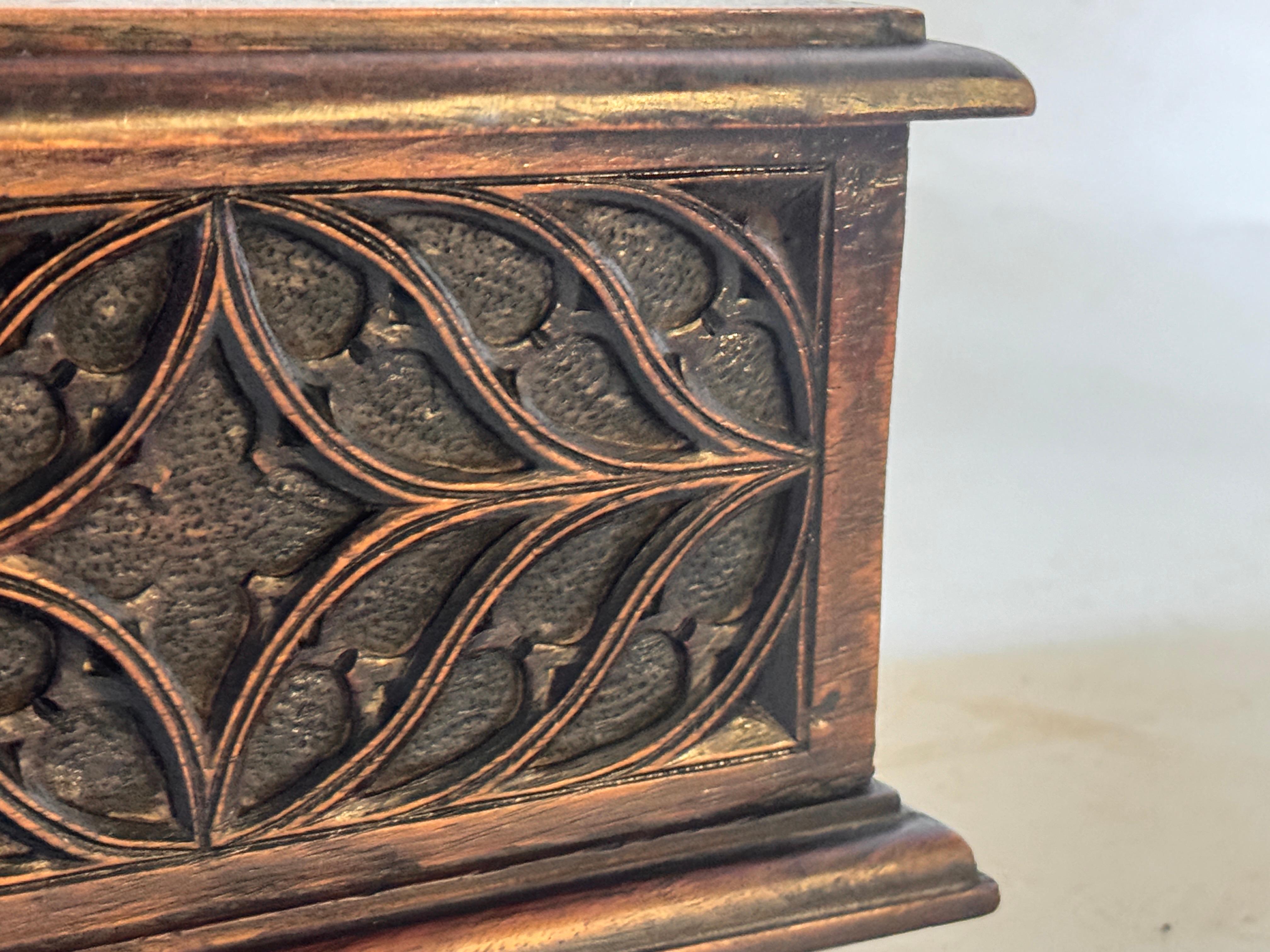 Boîte décorative et bijouterie en bois  Patterns gothiques géométriques France 1940 en vente 1