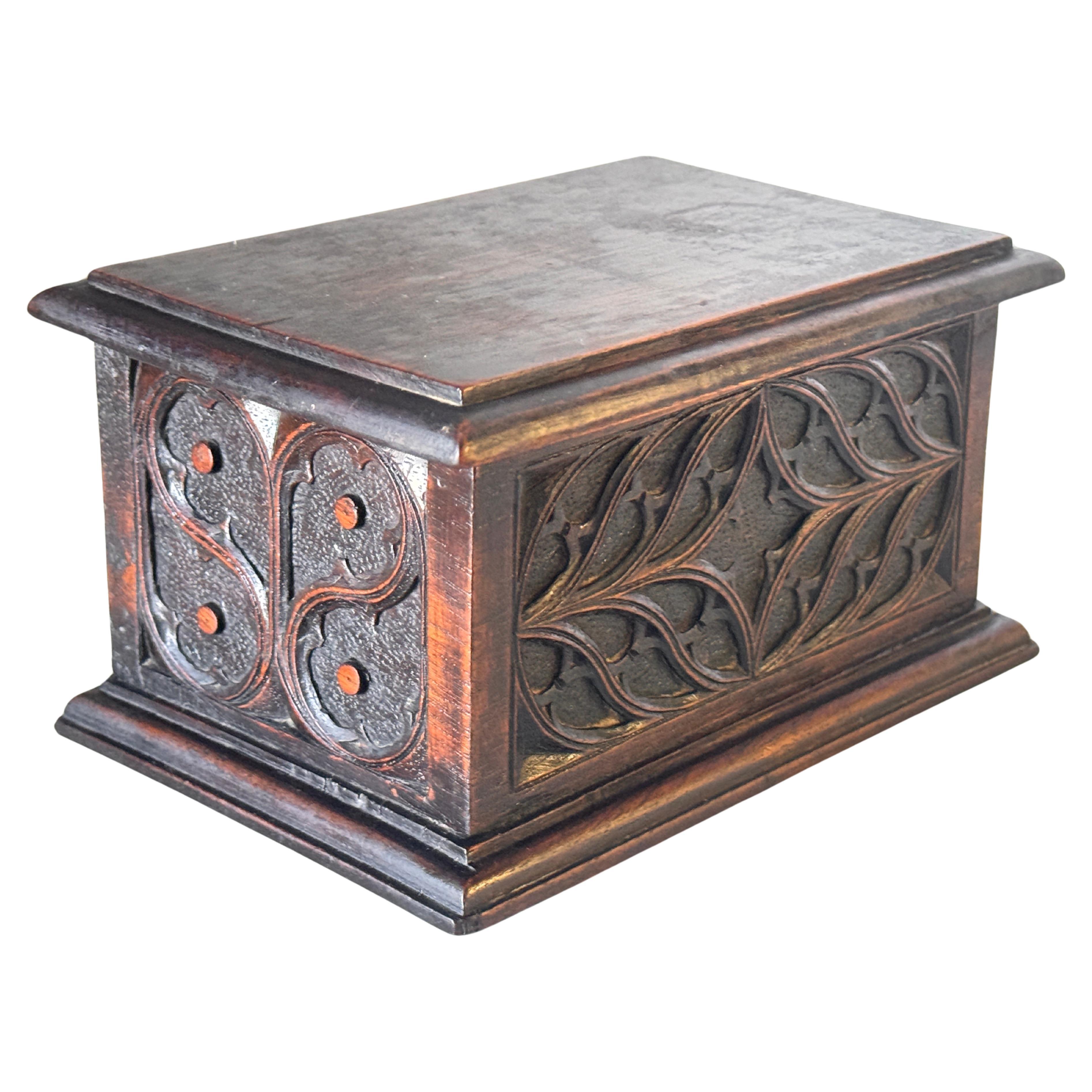Boîte décorative et bijouterie en bois  Patterns gothiques géométriques France 1940 en vente