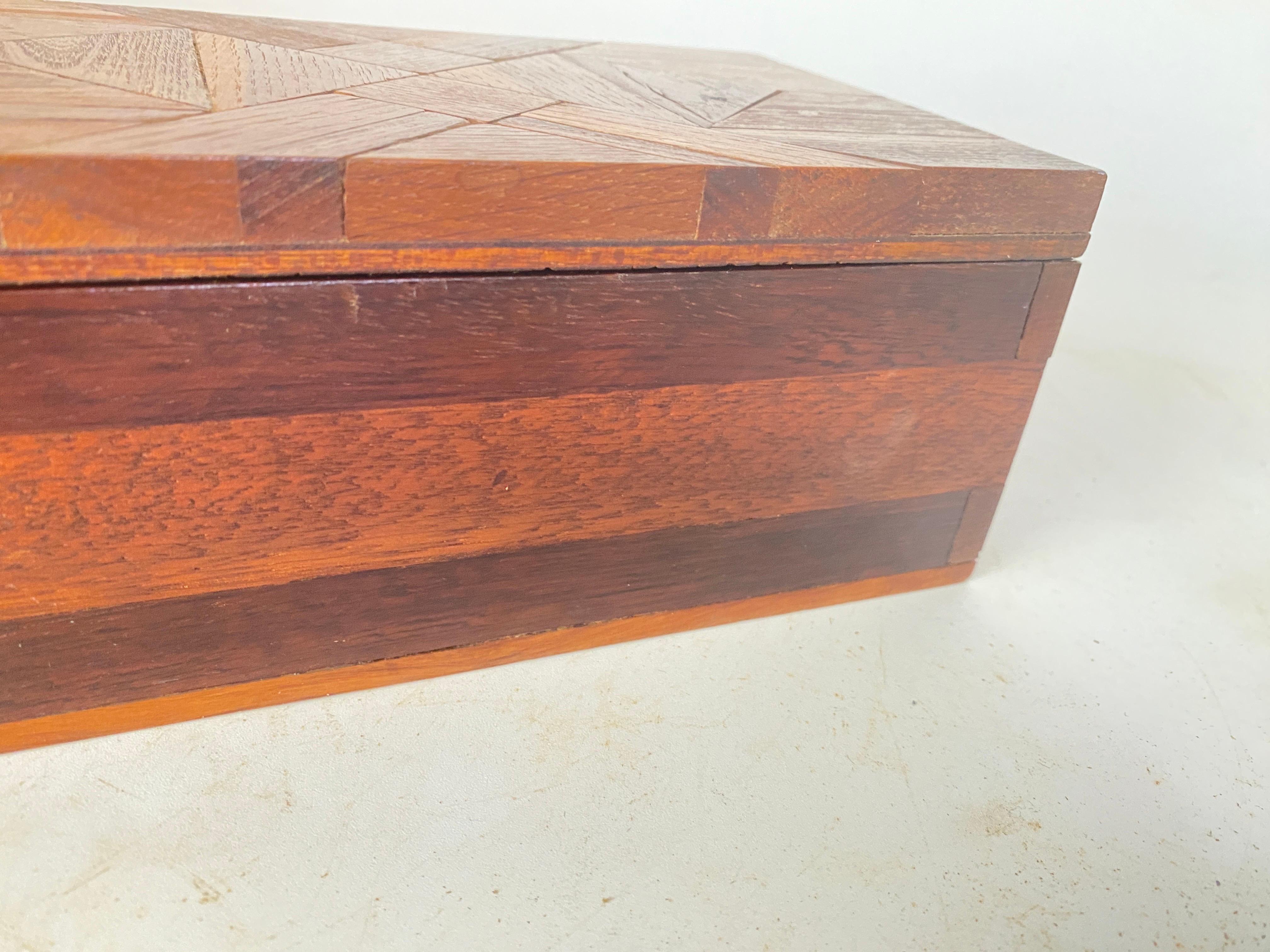 Decorative and Jewelry Box in Wood with  Geometrical Inlays France 1970 For Sale 5