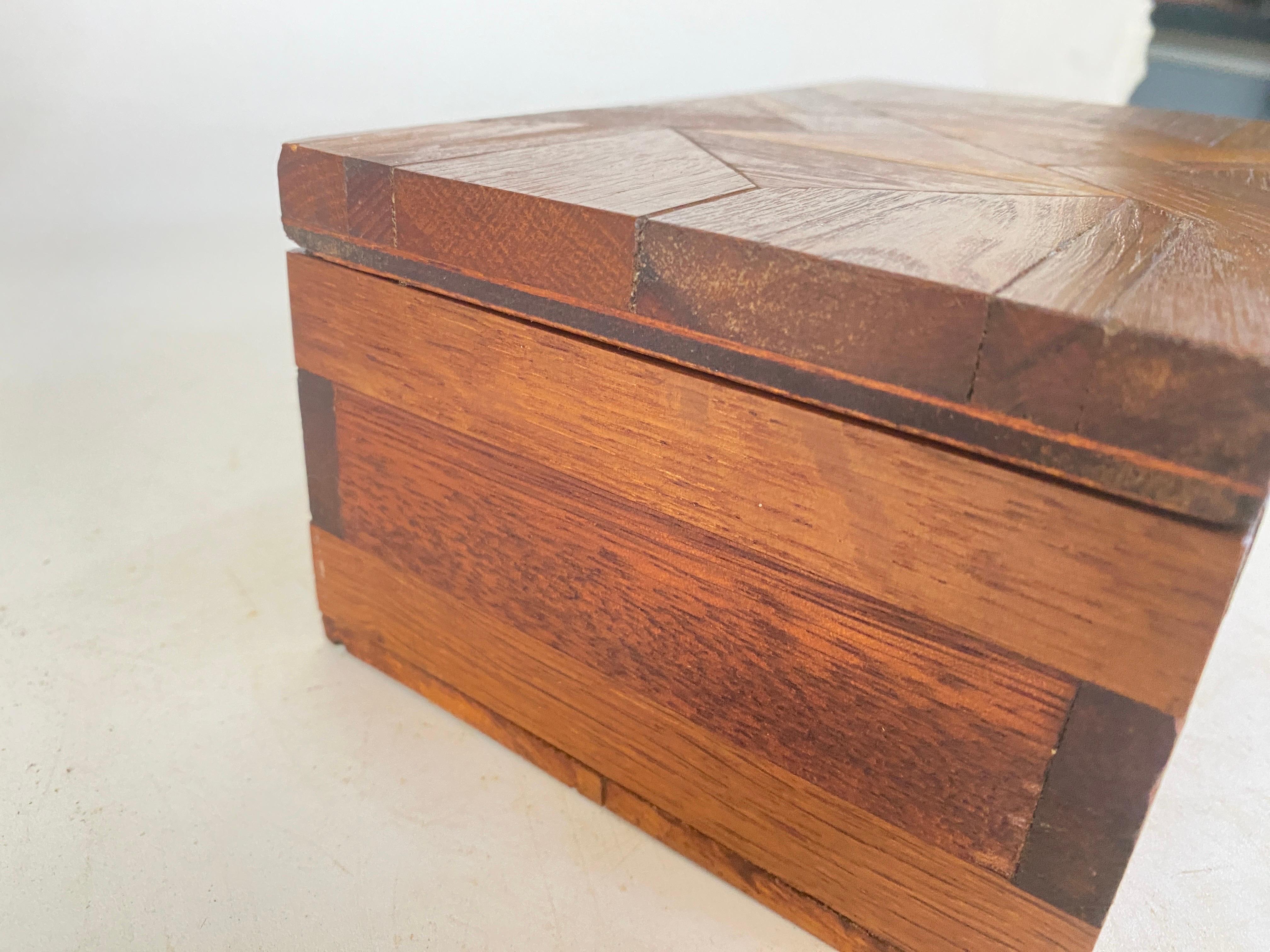 Decorative and Jewelry Box in Wood with  Geometrical Inlays France 1970 For Sale 6