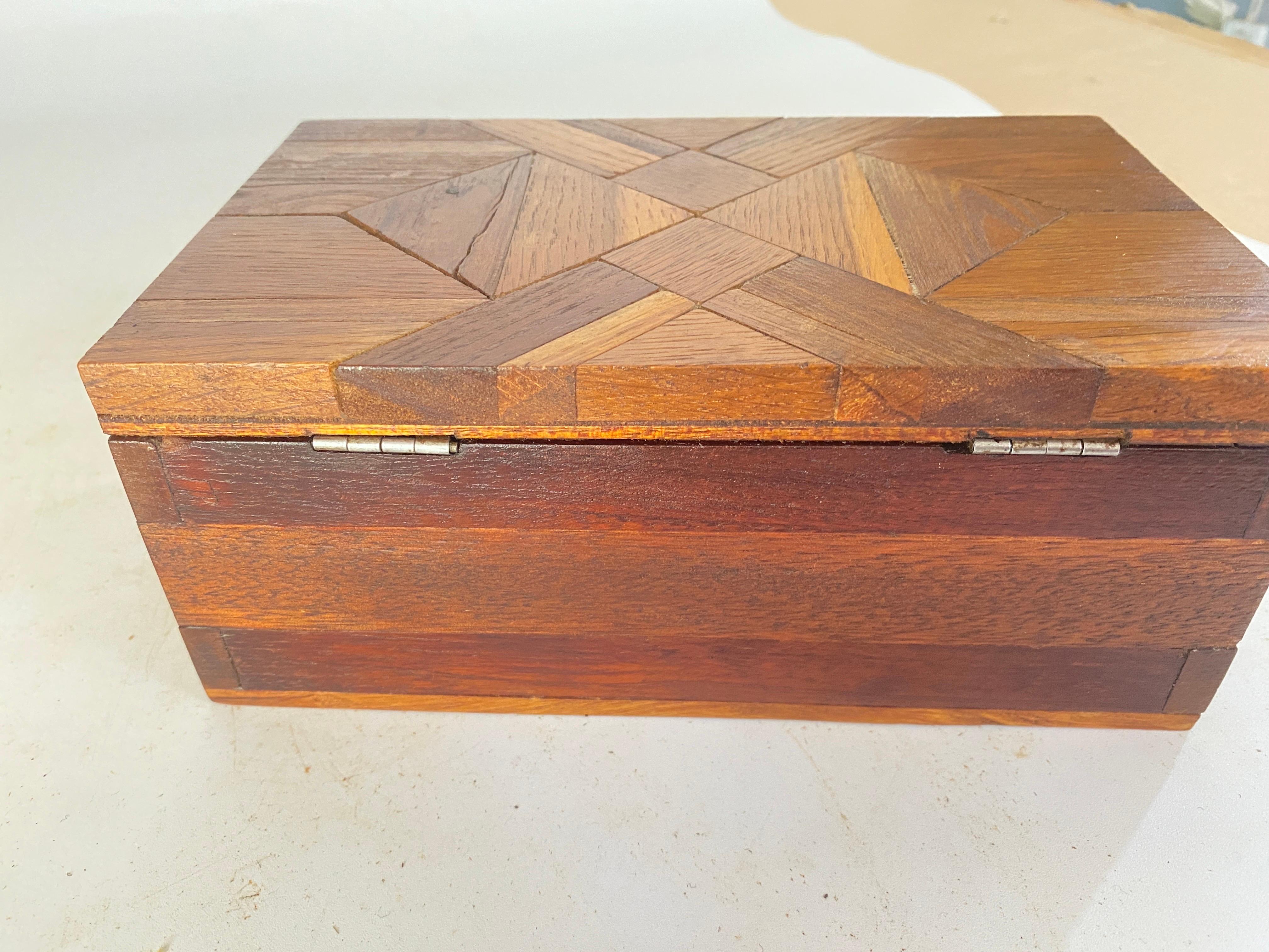 Dekorative und Schmuckkästchen aus Holz mit Holzschachtel  Geometrische Intarsien Frankreich 1970 (Ende des 20. Jahrhunderts) im Angebot
