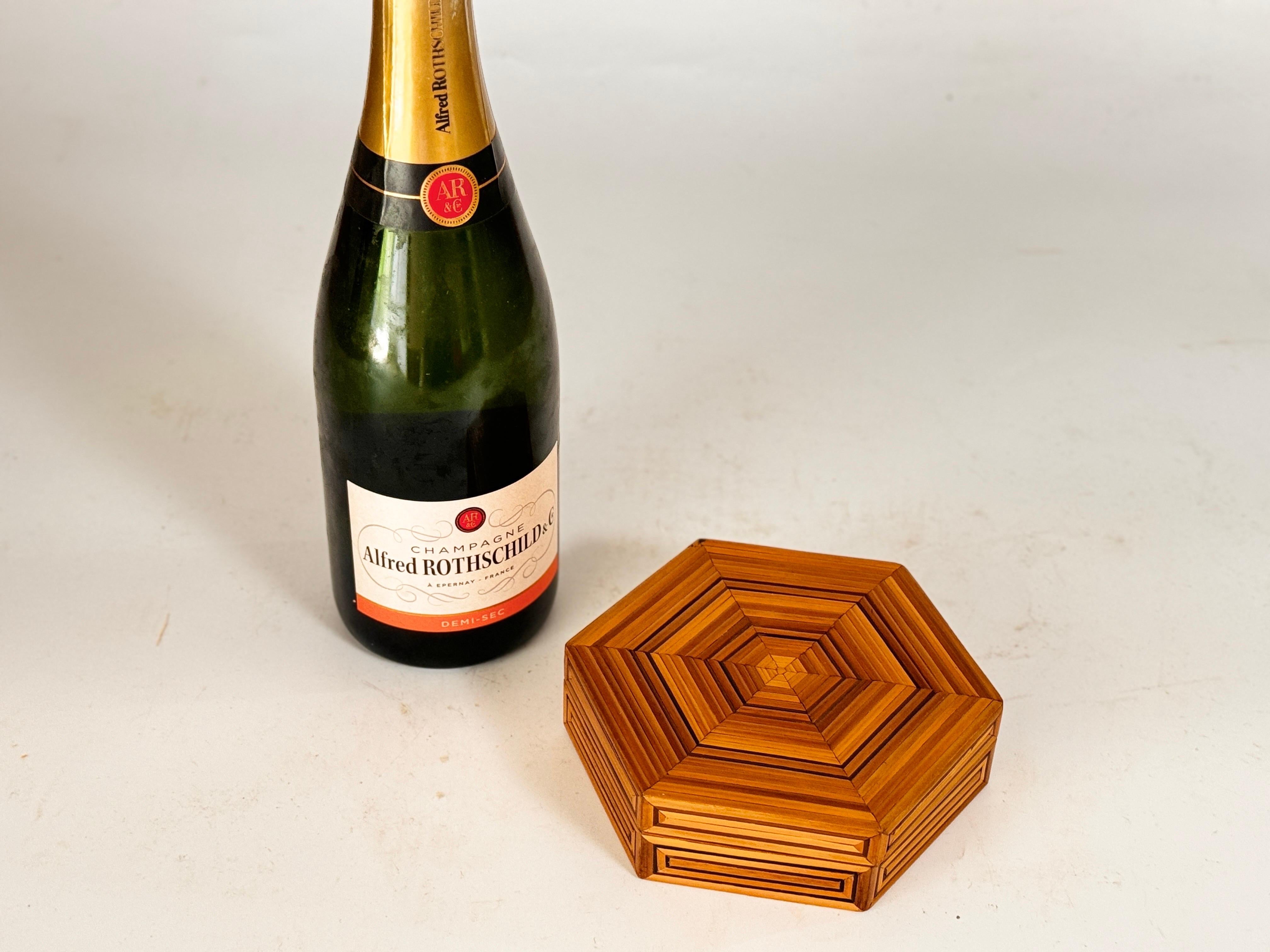 Cette boîte est une boîte à bijoux ou une boîte décorative. Il a été réalisé dans les années 1970, en France. Il est de couleur brune.
