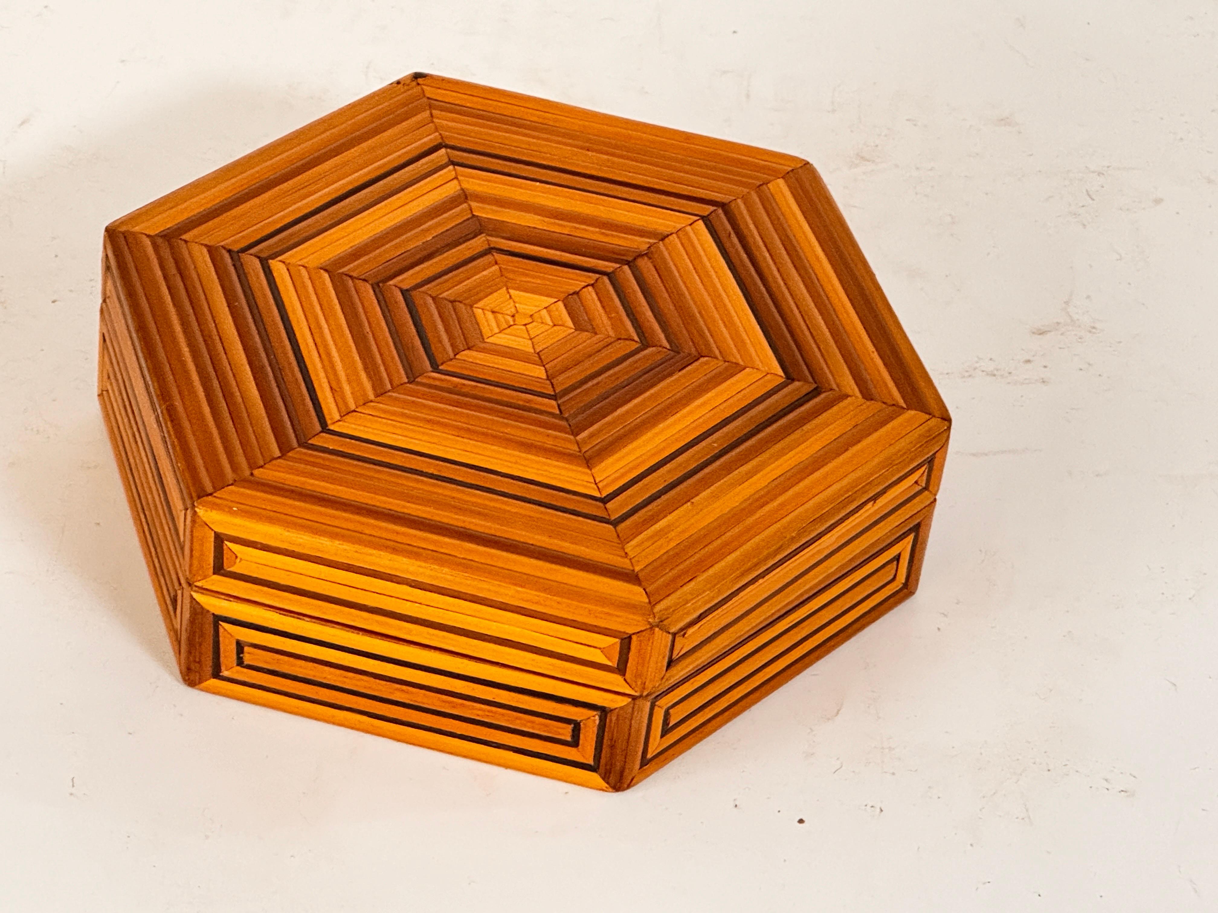 Français Boîte décorative et bijouterie en bois  Pattern géométrique France 1970 en vente