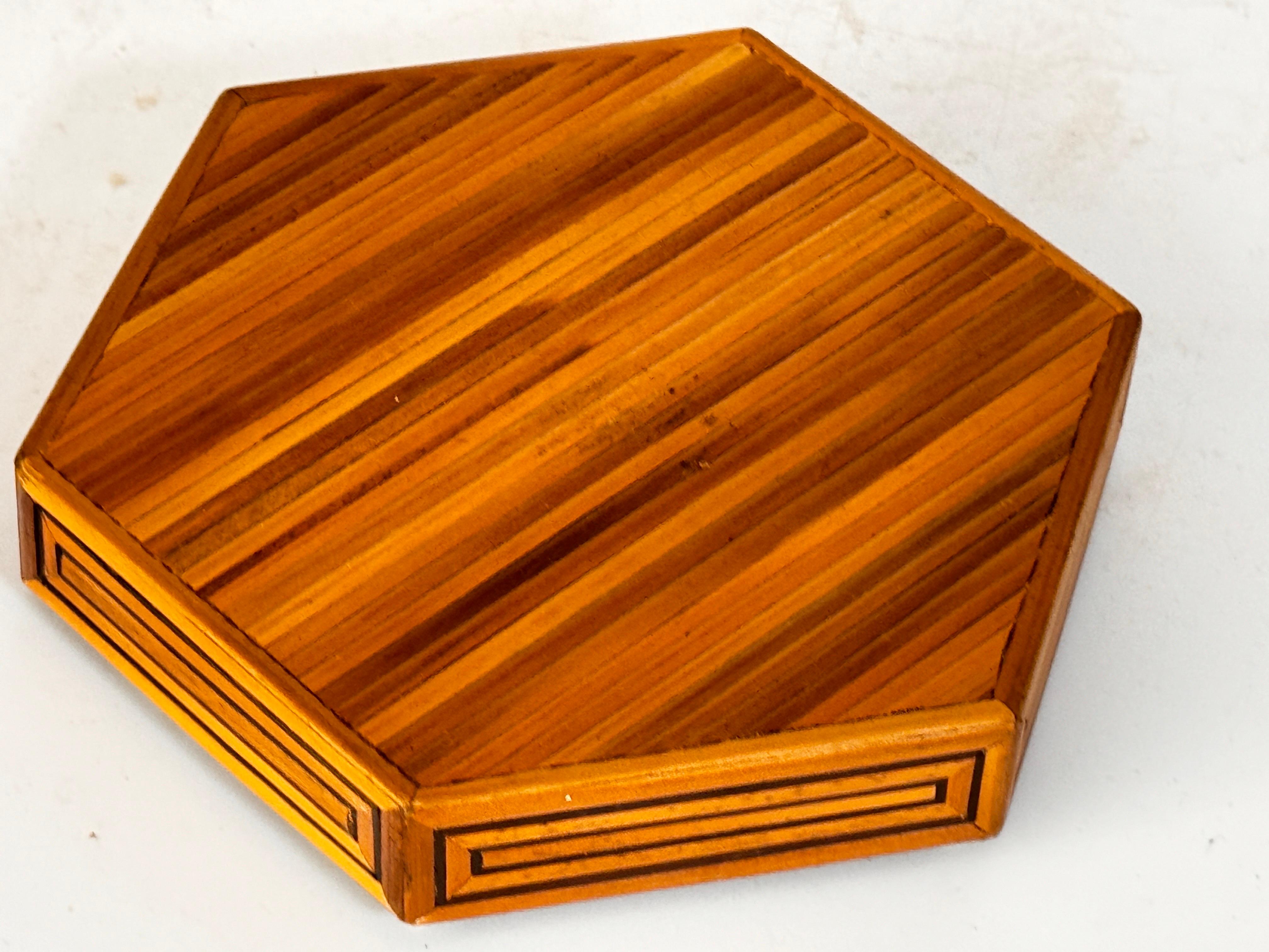 Boîte décorative et bijouterie en bois  Pattern géométrique France 1970 Bon état - En vente à Auribeau sur Siagne, FR