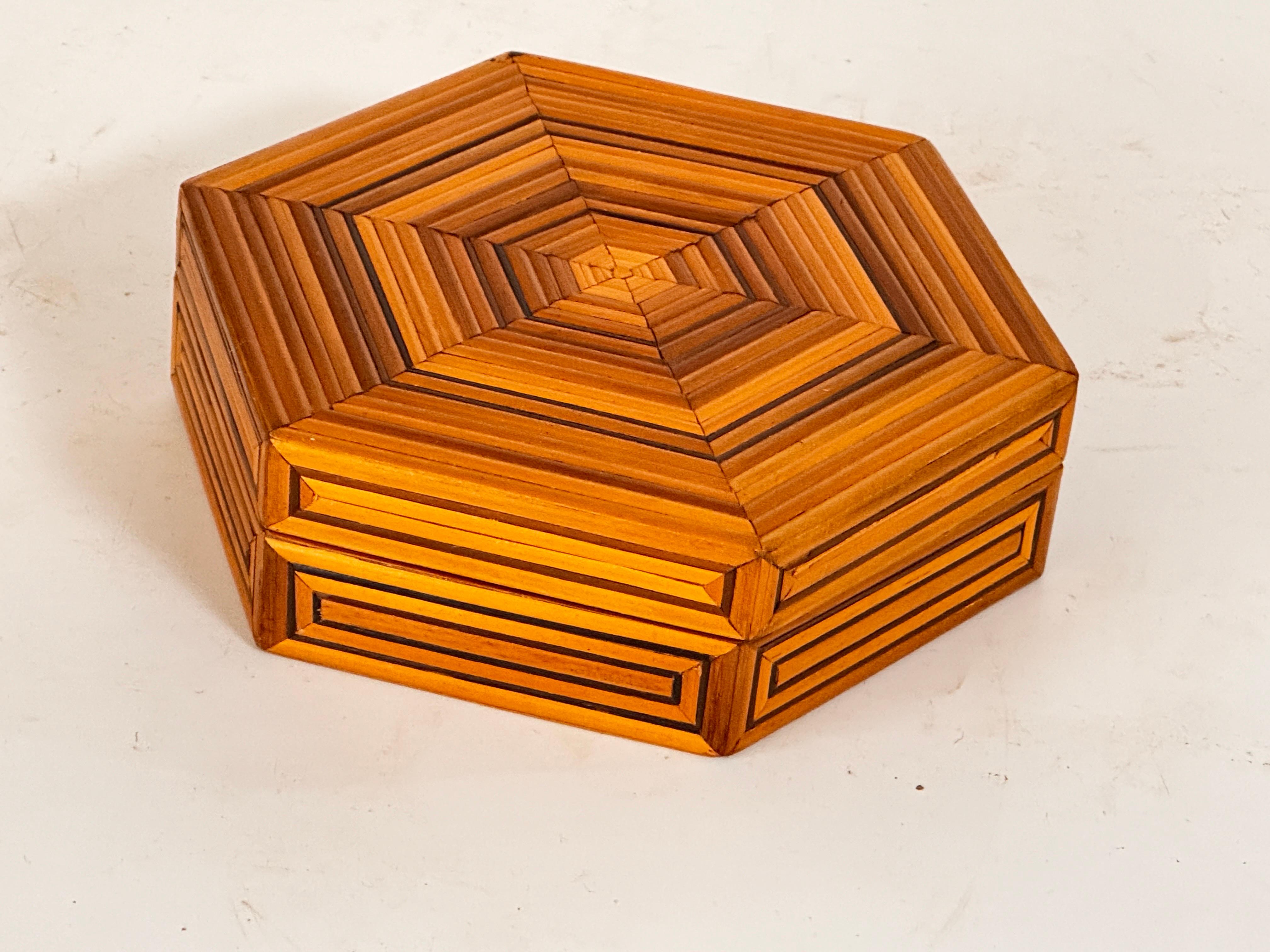 Bois Boîte décorative et bijouterie en bois  Pattern géométrique France 1970 en vente