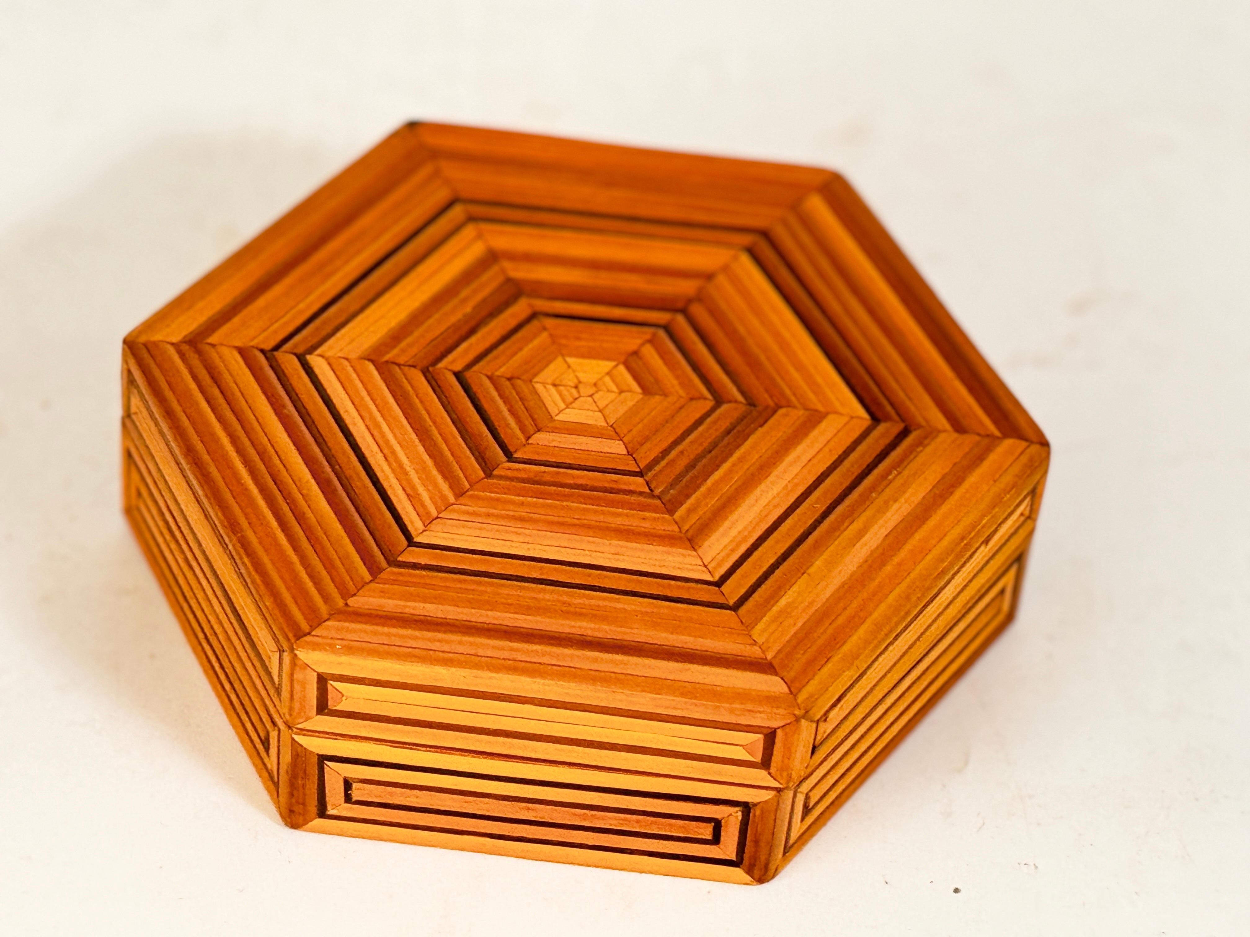 Boîte décorative et bijouterie en bois  Pattern géométrique France 1970 en vente 1