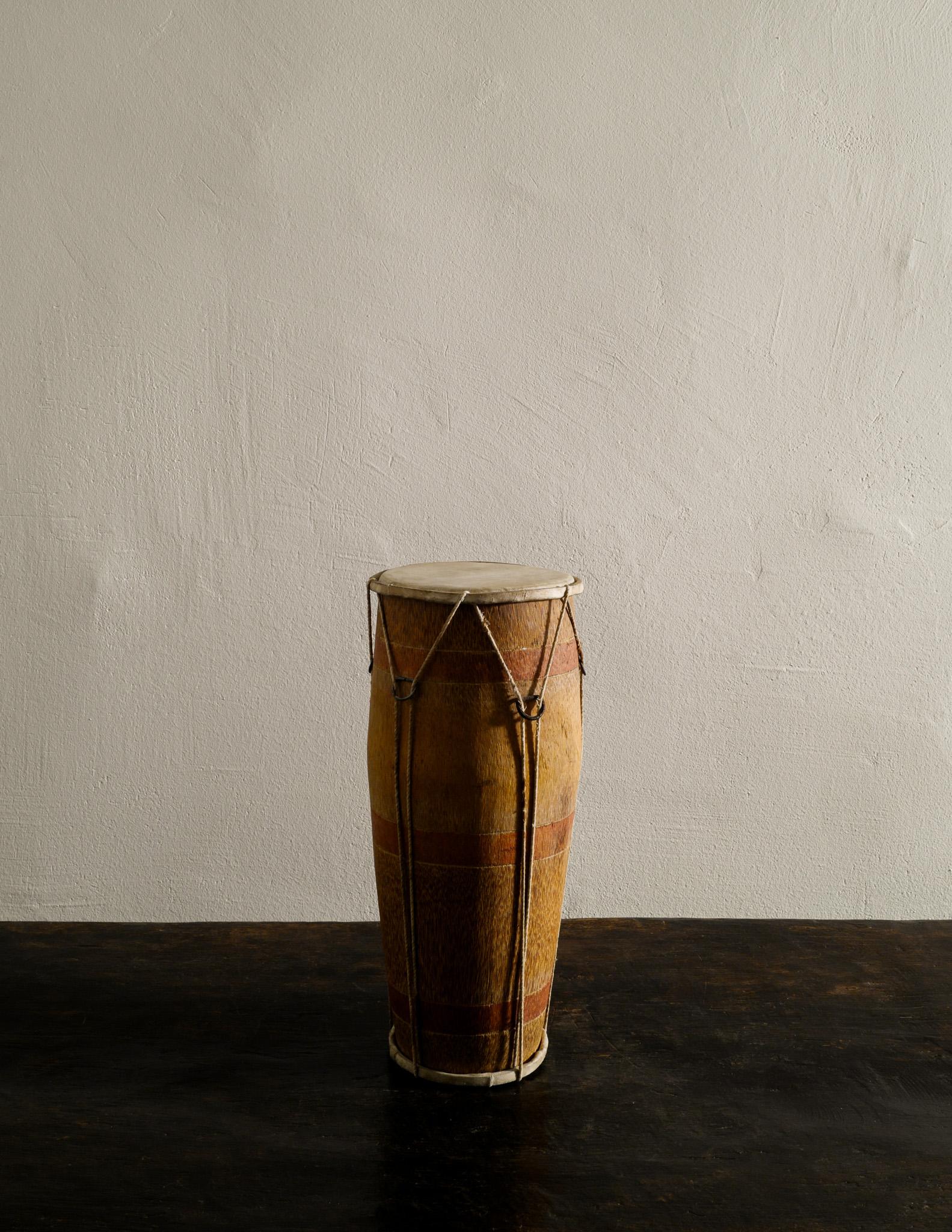 Seltene und schöne handgefertigte Trommel aus bemaltem Holz und Leder, hergestellt in Afrika in den frühen 1900er Jahren / 20. Im Originalzustand. 
Sehr dekorativ und echt und passt gut zu vielen klassischen Möbeln aus der Mitte des Jahrhunderts und