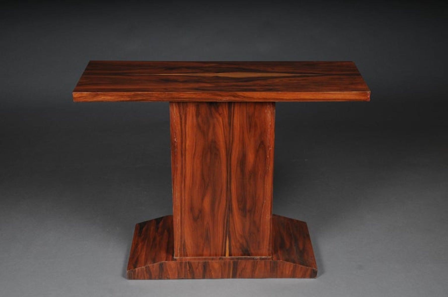 Legno massiccio di conifera. Cassettiera Art Déco con 4 cassetti. L'intero corpo è stato impiallacciato con legno di tulipano e radice di acero. Gommalacca lucidata a mano.

   