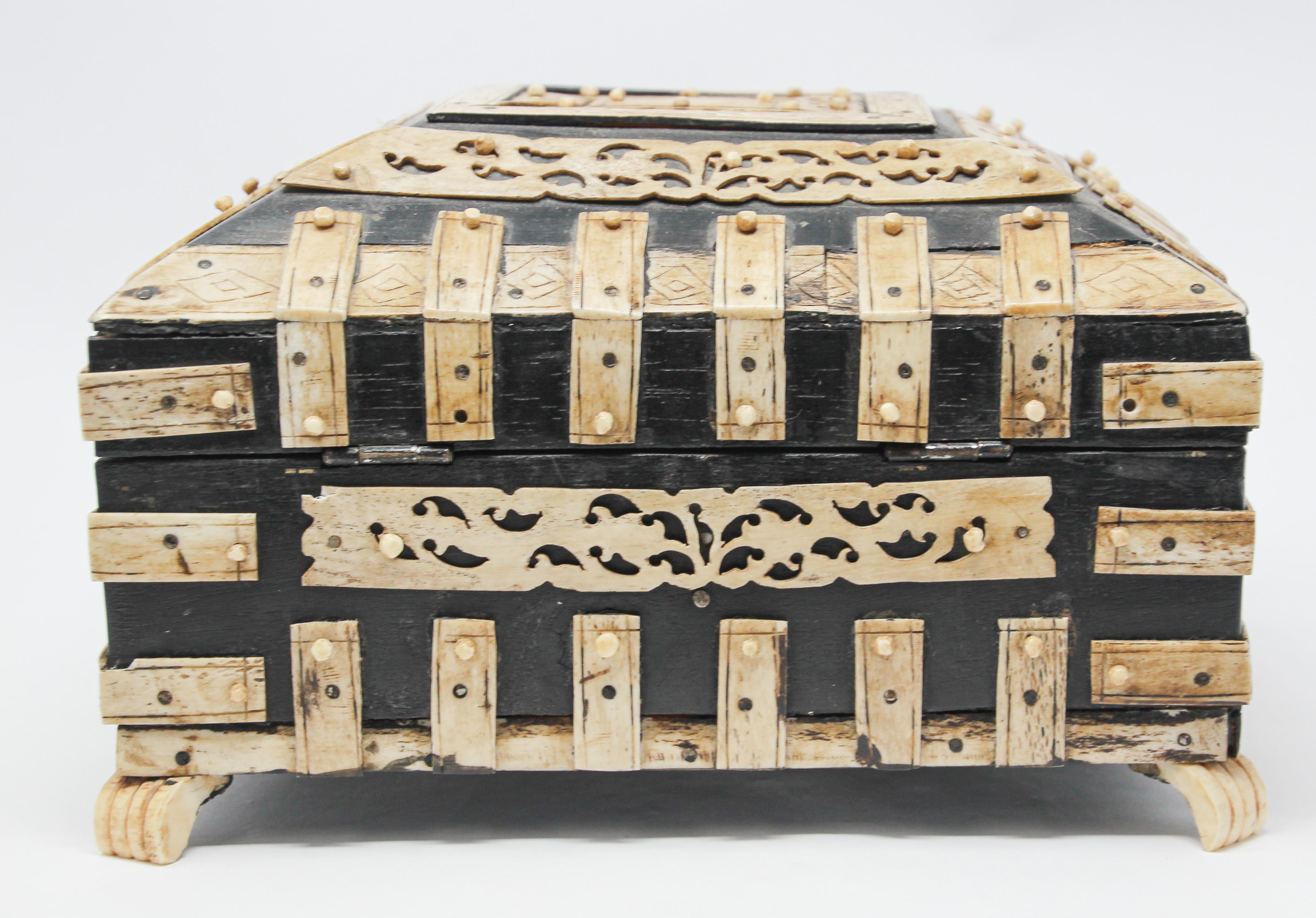 Antique 19th c. Decorative Anglo-Indian Overlay Footed Box with Engraved Bone For Sale 3