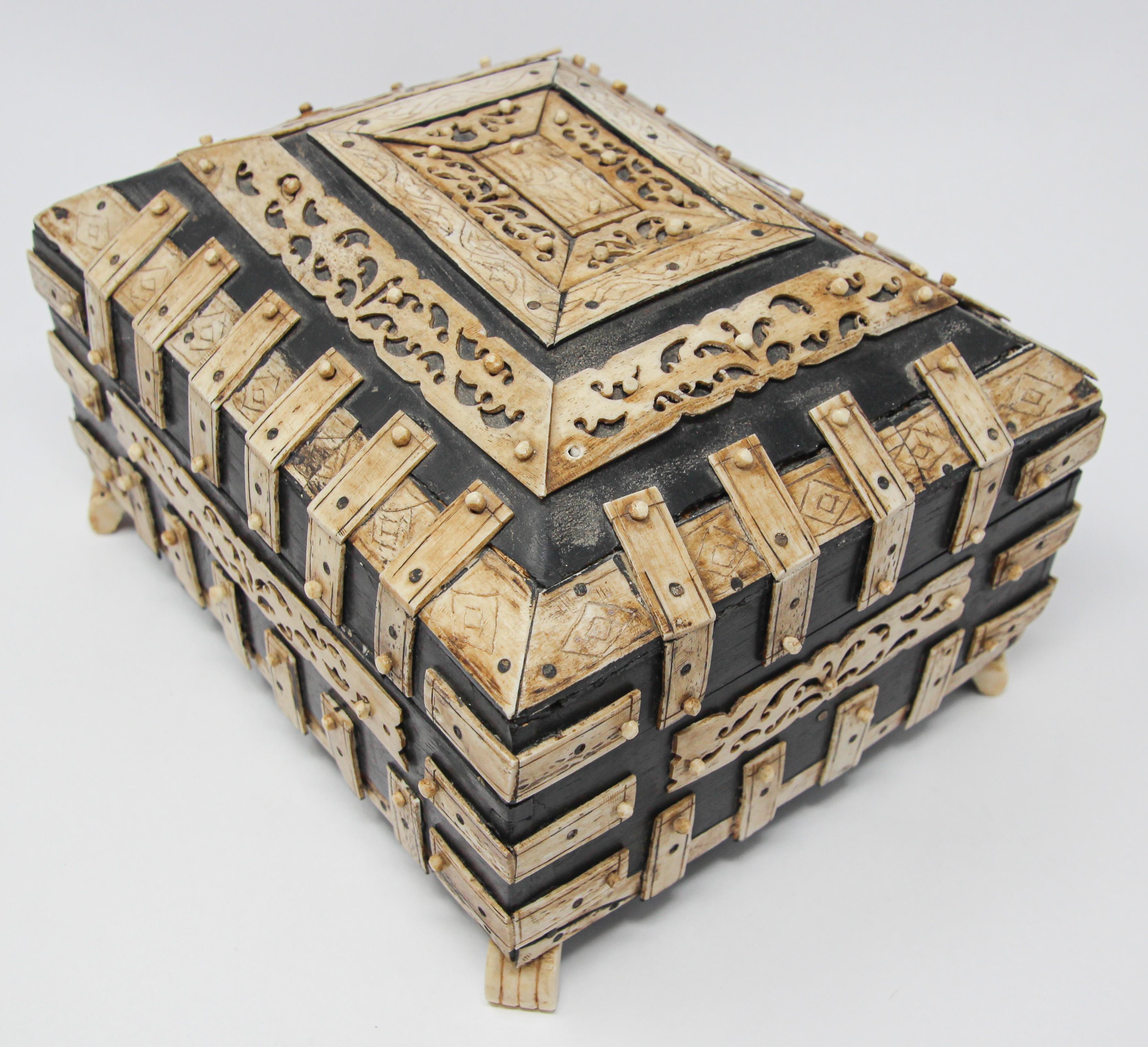 Antique 19th c. Decorative Anglo-Indian Overlay Footed Box with Engraved Bone For Sale 5