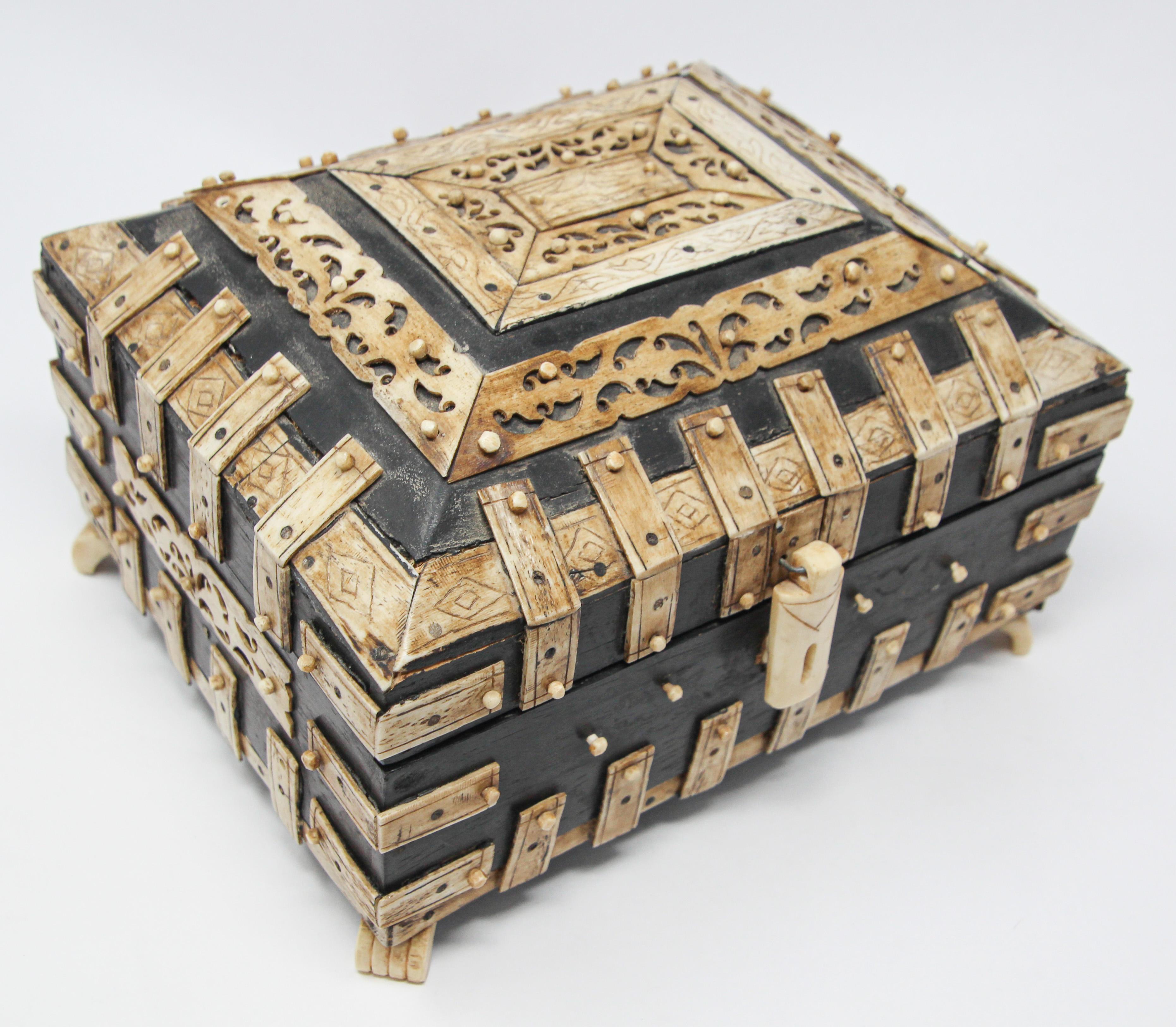 Antique 19th c. Decorative Anglo-Indian Overlay Footed Box with Engraved Bone For Sale 9