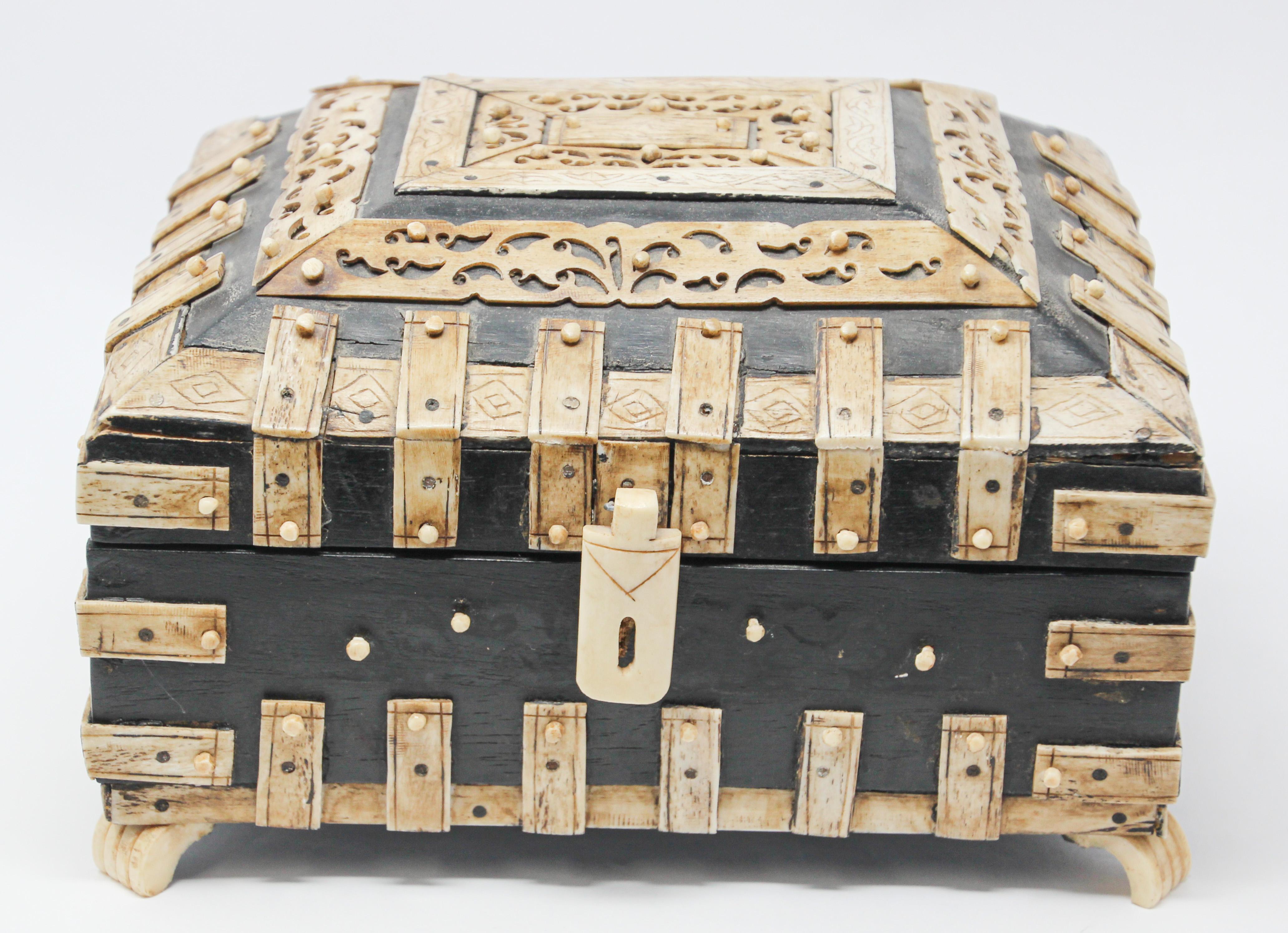 Nice and unusual Jewelry decorative box with filigree bone overlaid decoration.
Large Anglo-Indian footed domed box with exceptional engraved bone details throughout with filigree with arabesque carving.
Vizagapatam, late 19th century.
Dimensions: