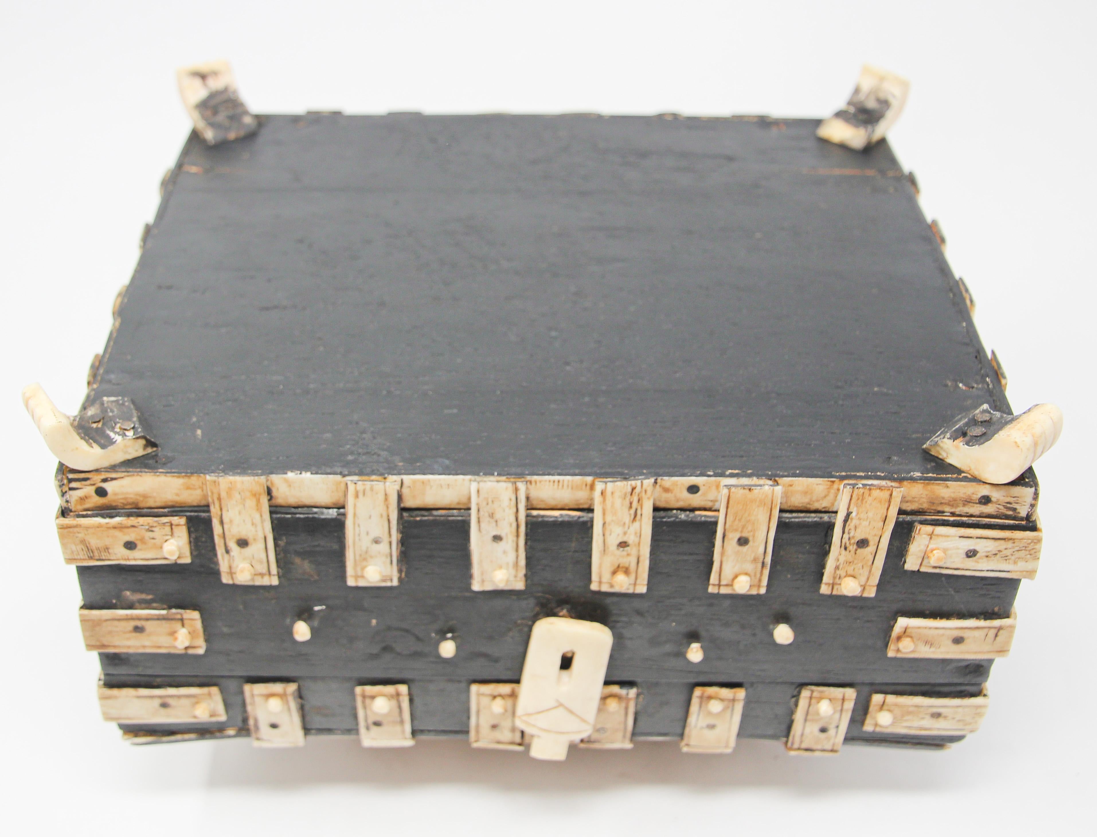 Antique 19th c. Decorative Anglo-Indian Overlay Footed Box with Engraved Bone For Sale 13