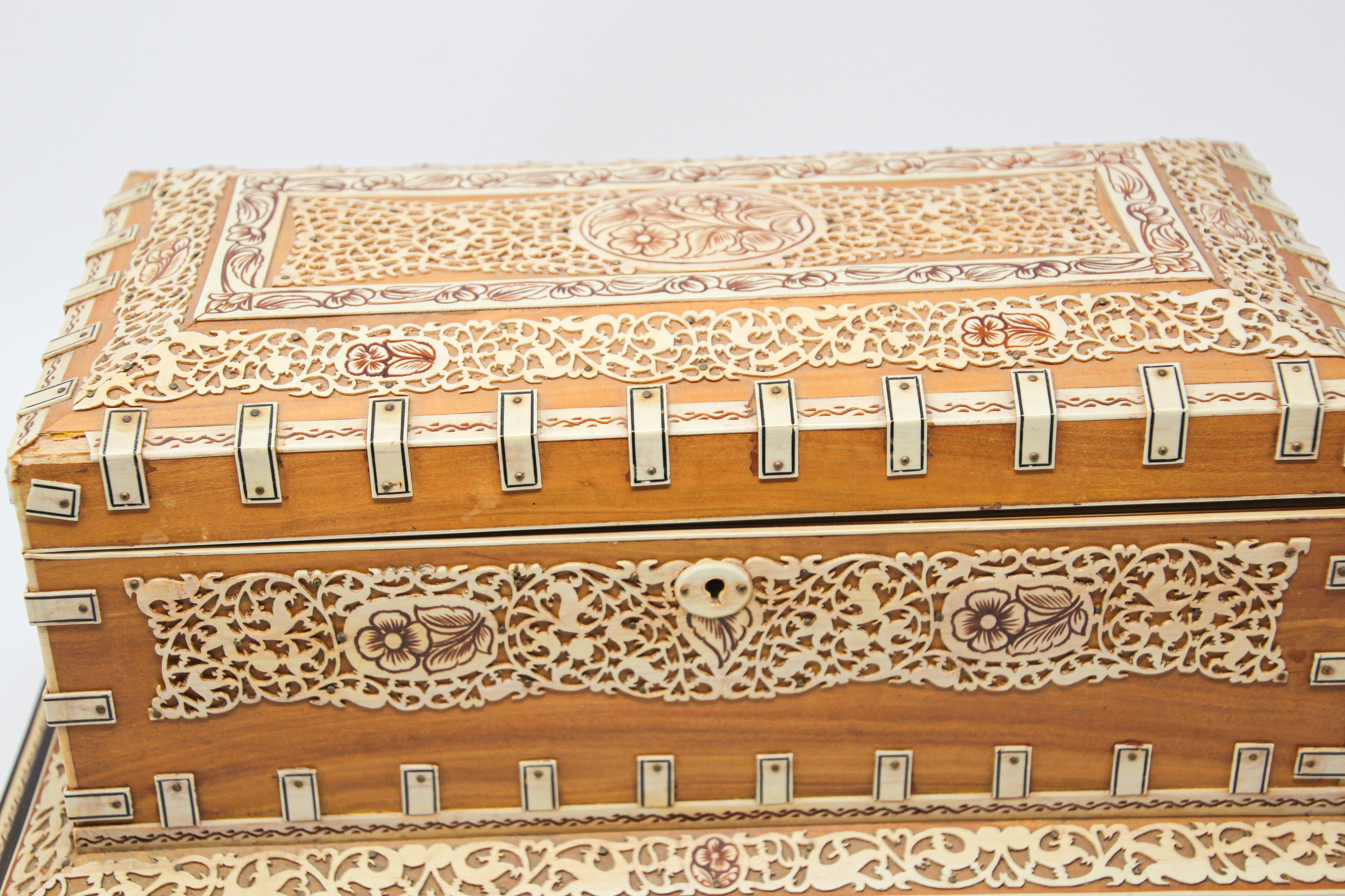 Decorative Anglo-Indian Mughal Style Overlay Footed Box In Good Condition In North Hollywood, CA