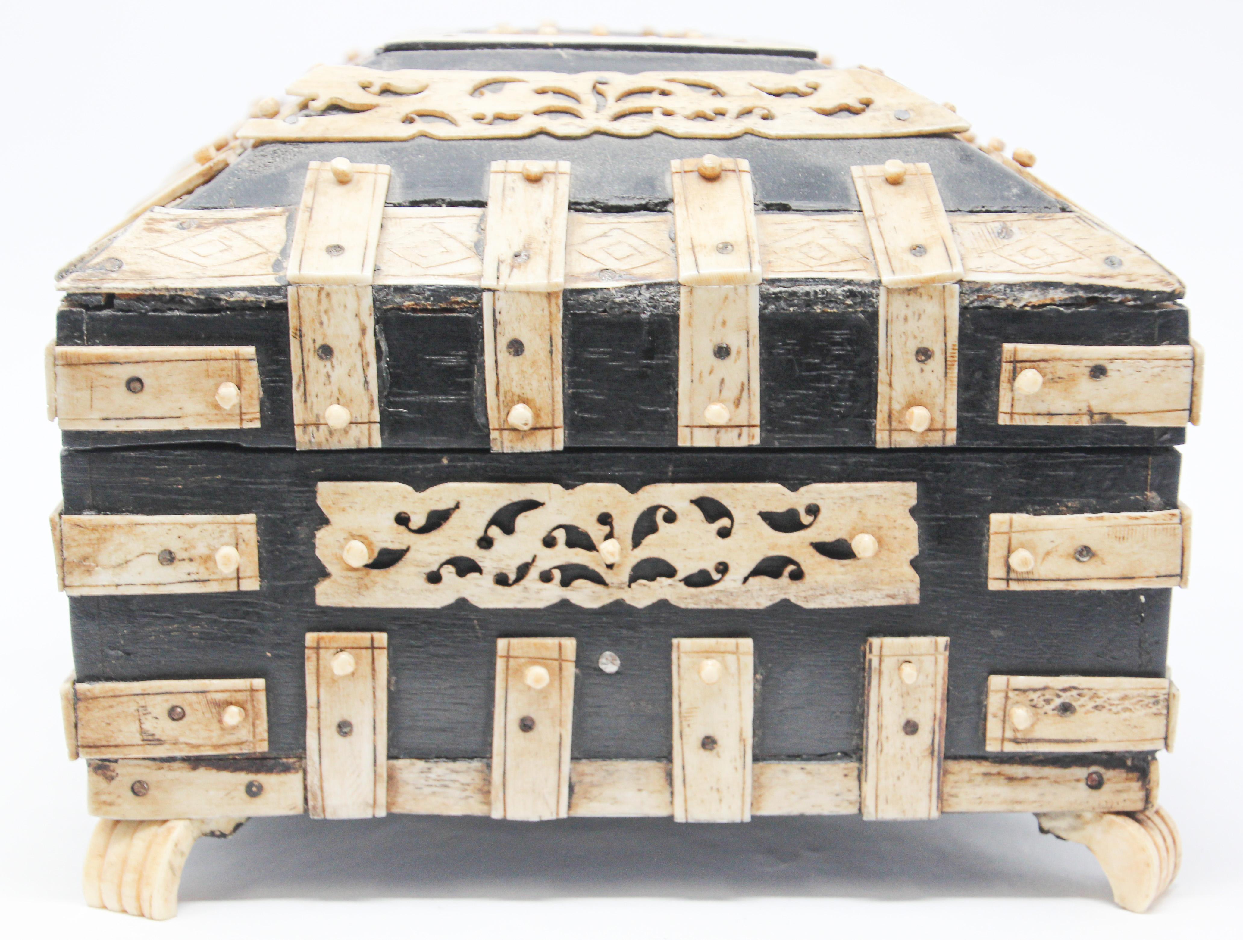 Antique 19th c. Decorative Anglo-Indian Overlay Footed Box with Engraved Bone For Sale 1