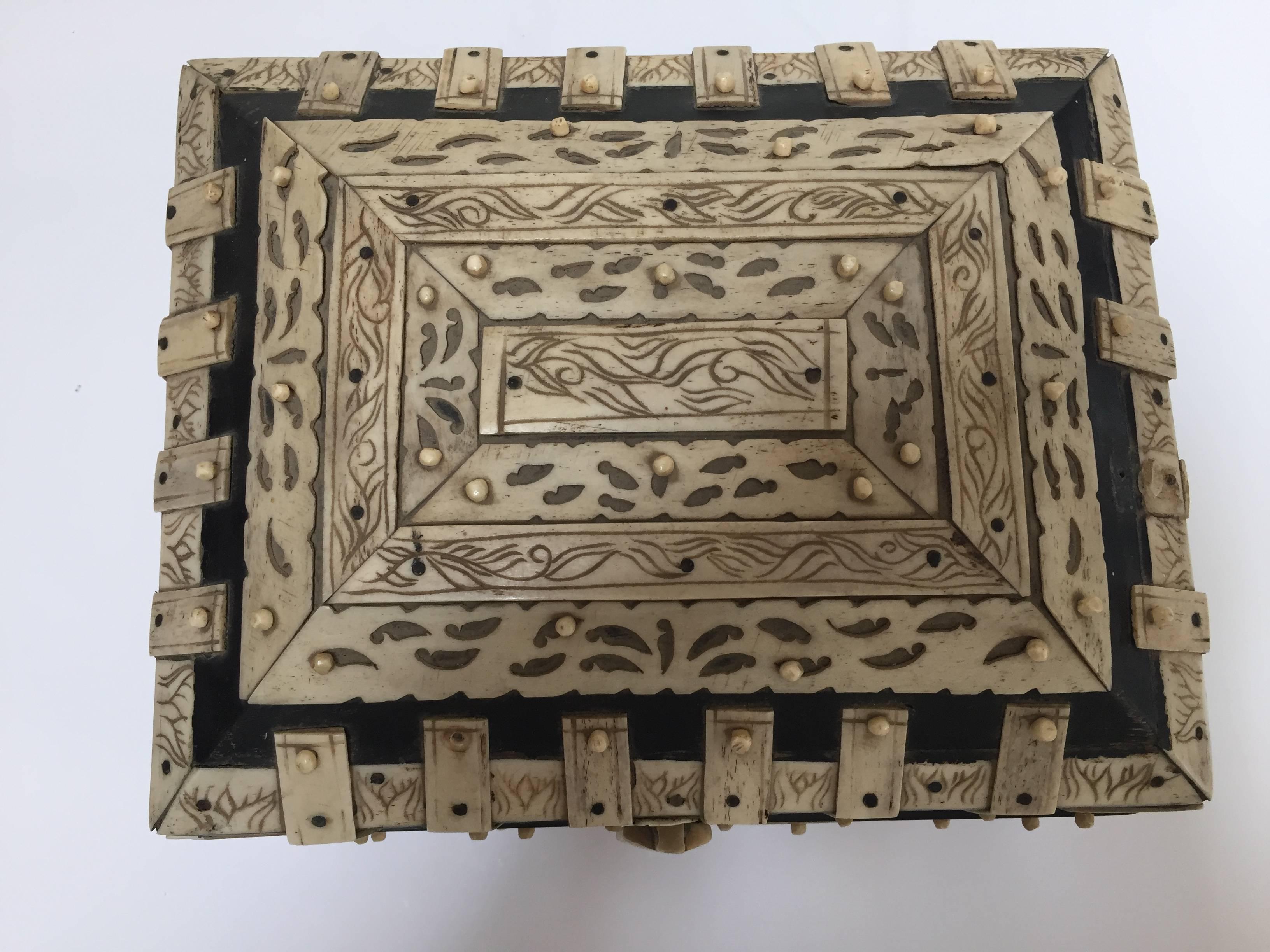 Anglo Raj Anglo-Indian Vizagapatam Bombay Mughal Style Footed Box With Bone Overlay For Sale