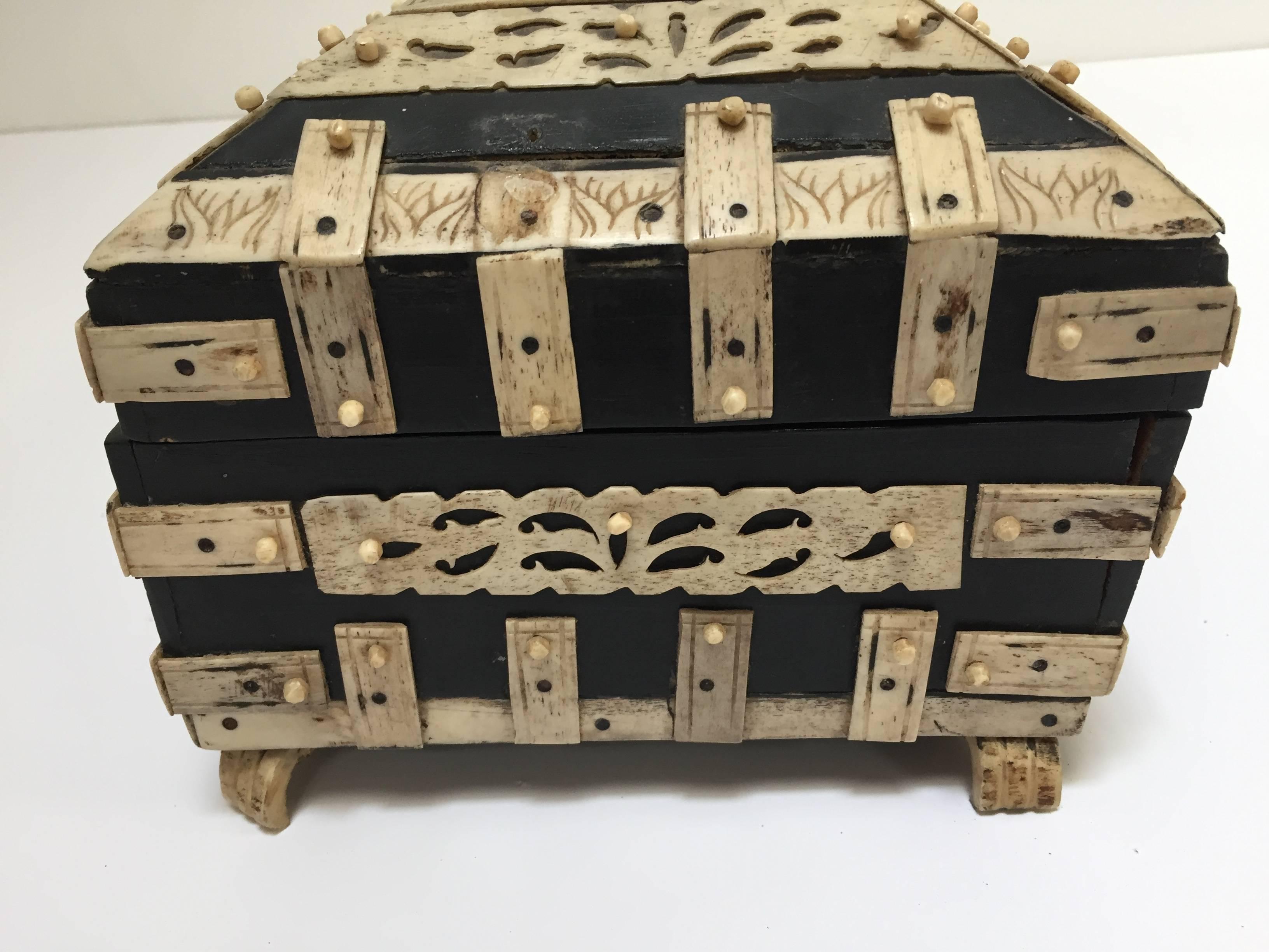 Anglo-Indian Vizagapatam Bombay Mughal Style Footed Box With Bone Overlay In Good Condition For Sale In North Hollywood, CA
