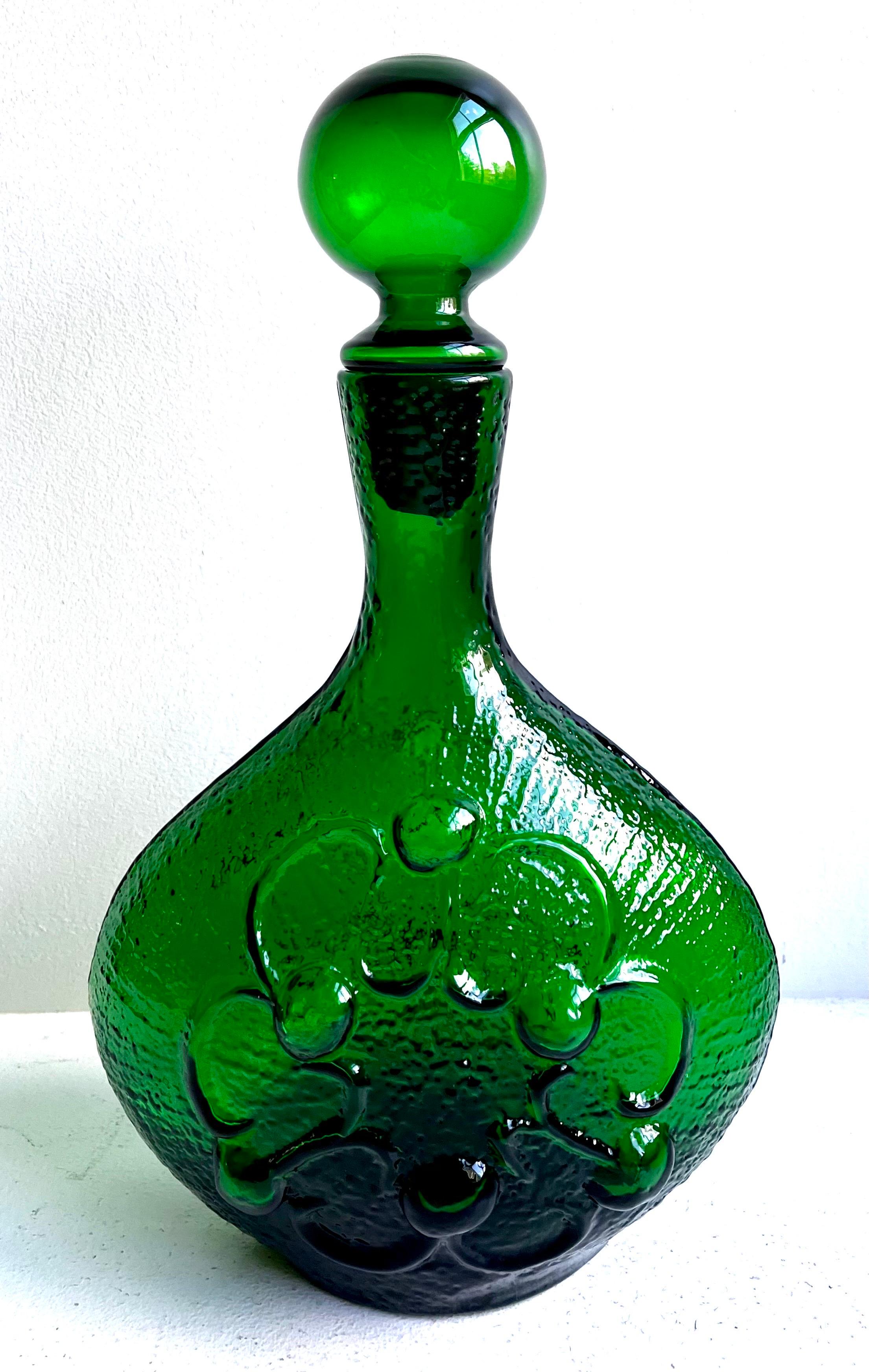 Carafe / Bouteille décorative en verre d'art vert
dans la ligne 