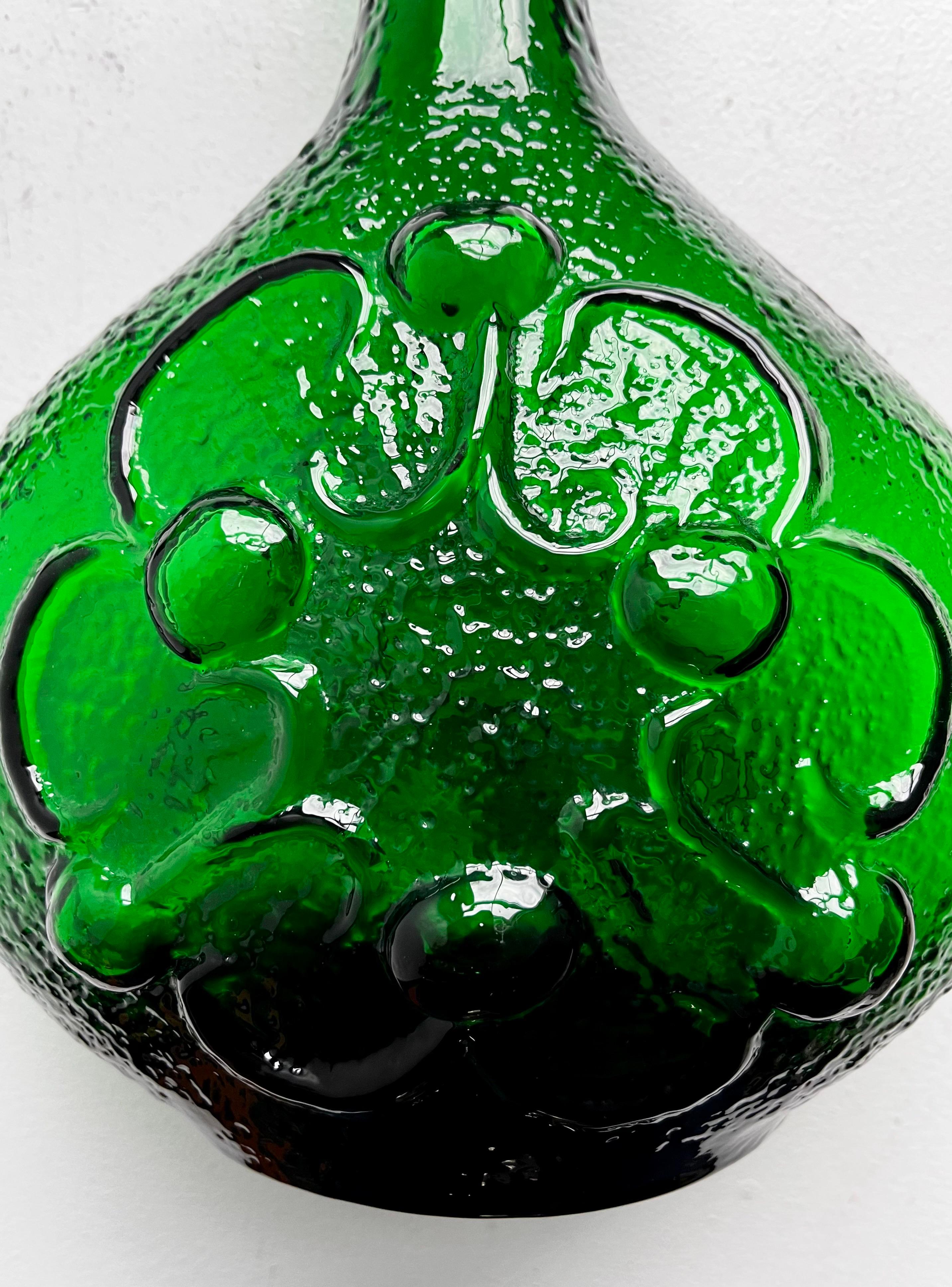 Milieu du XXe siècle Carafe décorative en verre d'art 