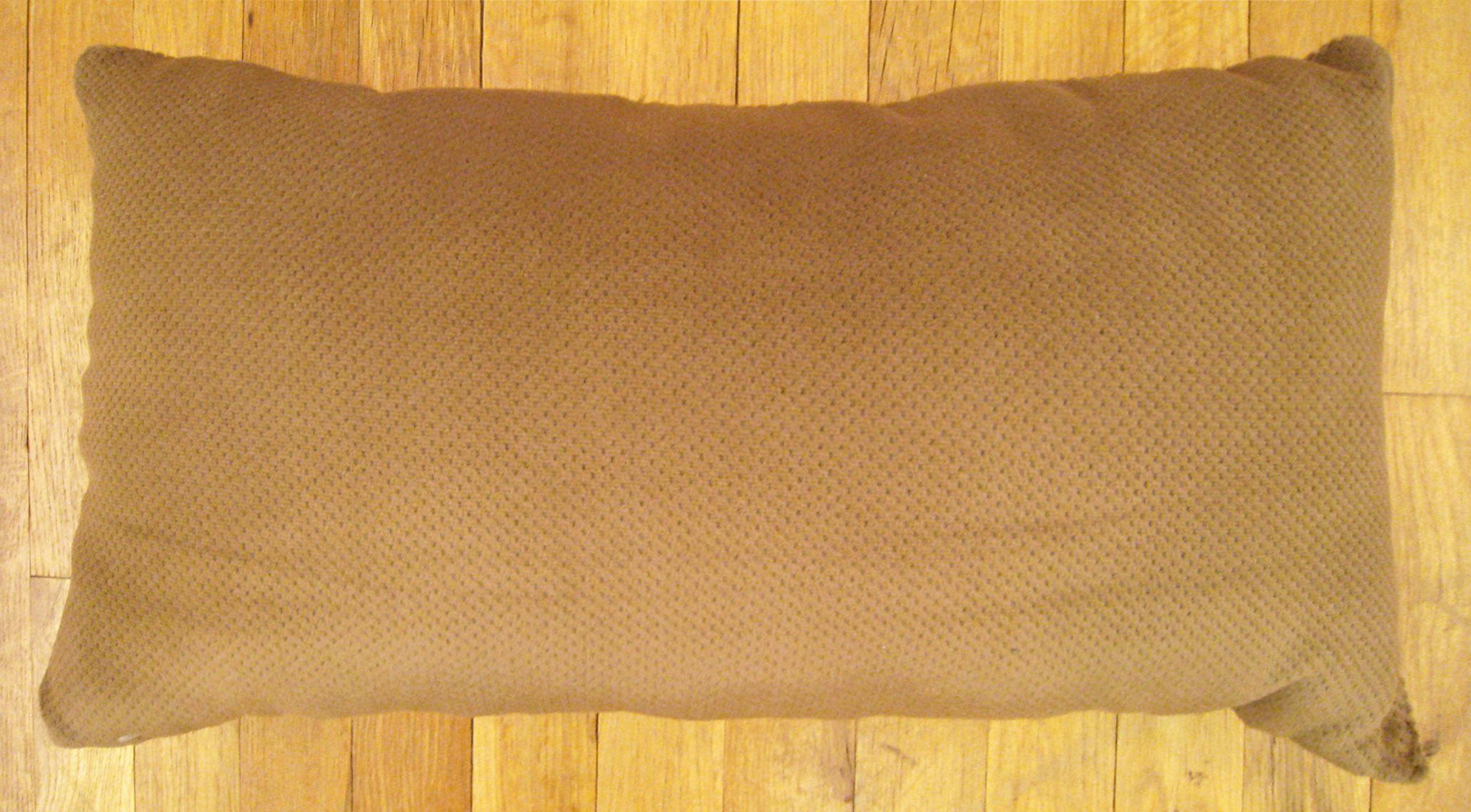XVIIIe siècle et antérieur Coussin décoratif ancien en tapisserie du 18ème siècle avec éléments floraux sur toute sa surface en vente