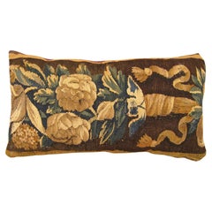 Coussin décoratif ancien en tapisserie du 18ème siècle avec éléments floraux sur toute sa surface