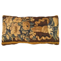 Coussin décoratif ancien en tapisserie du 18ème siècle avec éléments floraux sur toute sa surface