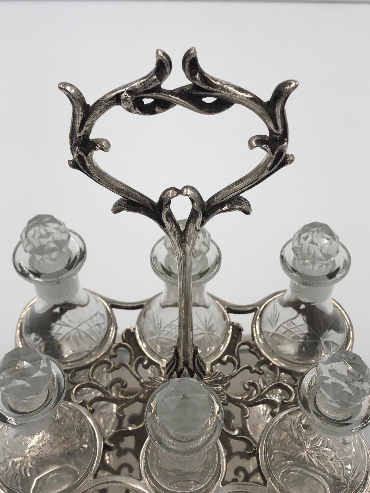 XIX secolo Set di ampolle decorative da 6 bottiglie del 1880 ca. in vendita