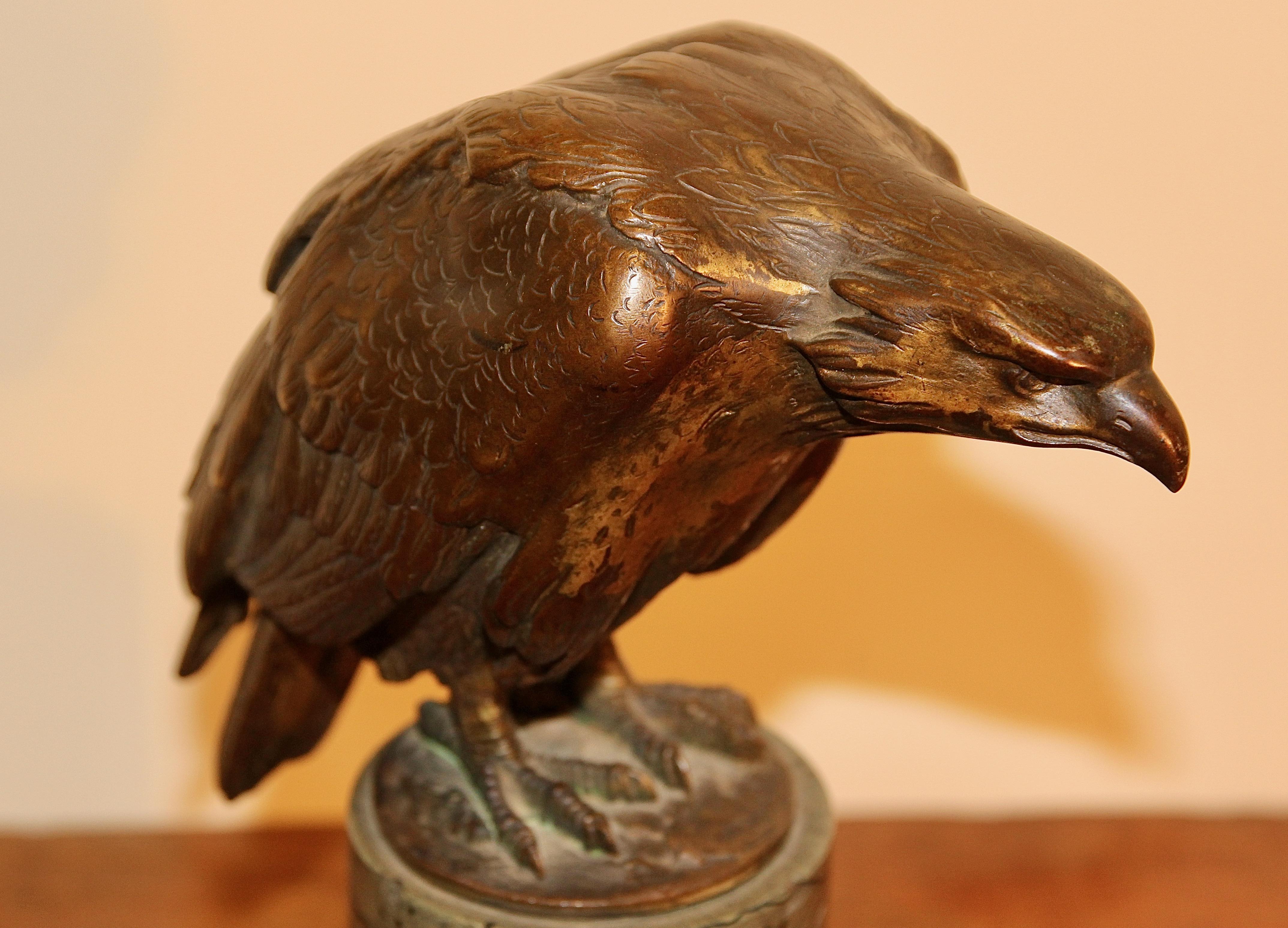 20ième siècle Sculpture décorative en bronze ancien représentant un aigle:: sur un socle en marbre en vente