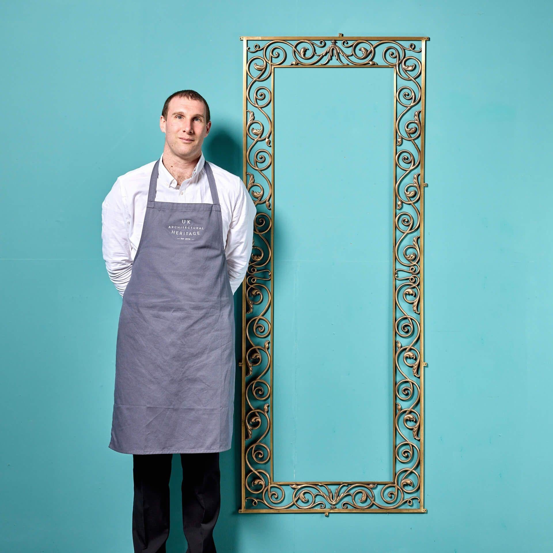 Un marco de bronce fundido antiguo, grande y elaborado, con una pátina vibrante y uniforme.

De principios del siglo XX, este hermoso panel metálico puede utilizarse de muchas formas creativas. Llama la atención en un interior, ya que las volutas