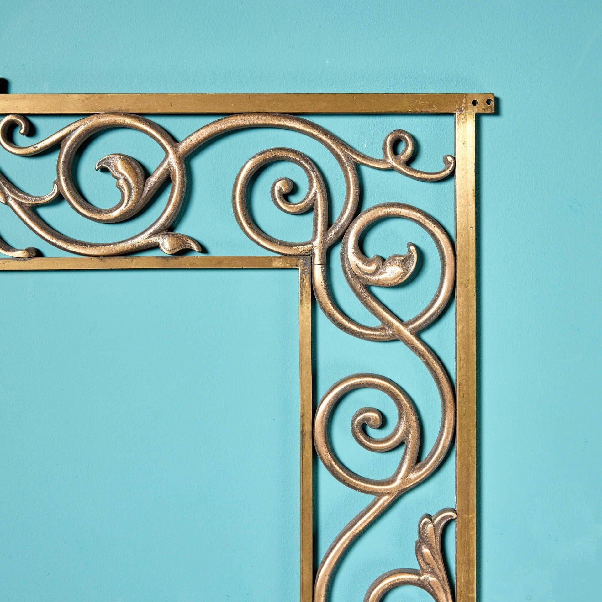 Marco decorativo de bronce fundido antiguo Eduardiano en venta