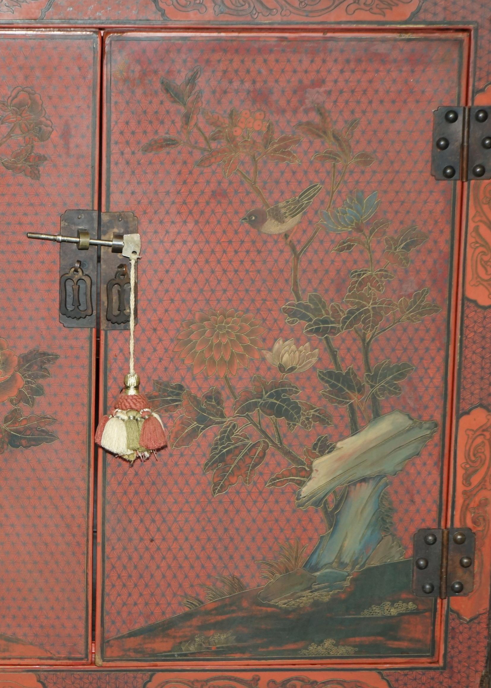 Dekoratives antikes chinesisches Chinoiserie-Sideboard, geblümt bemalt und lackiert, Dekoratives Sideboard im Angebot 4