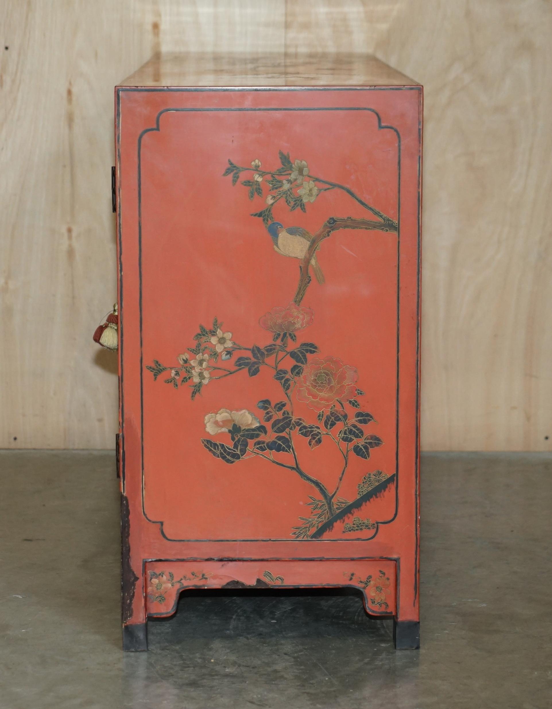 Dekoratives antikes chinesisches Chinoiserie-Sideboard, geblümt bemalt und lackiert, Dekoratives Sideboard im Angebot 10