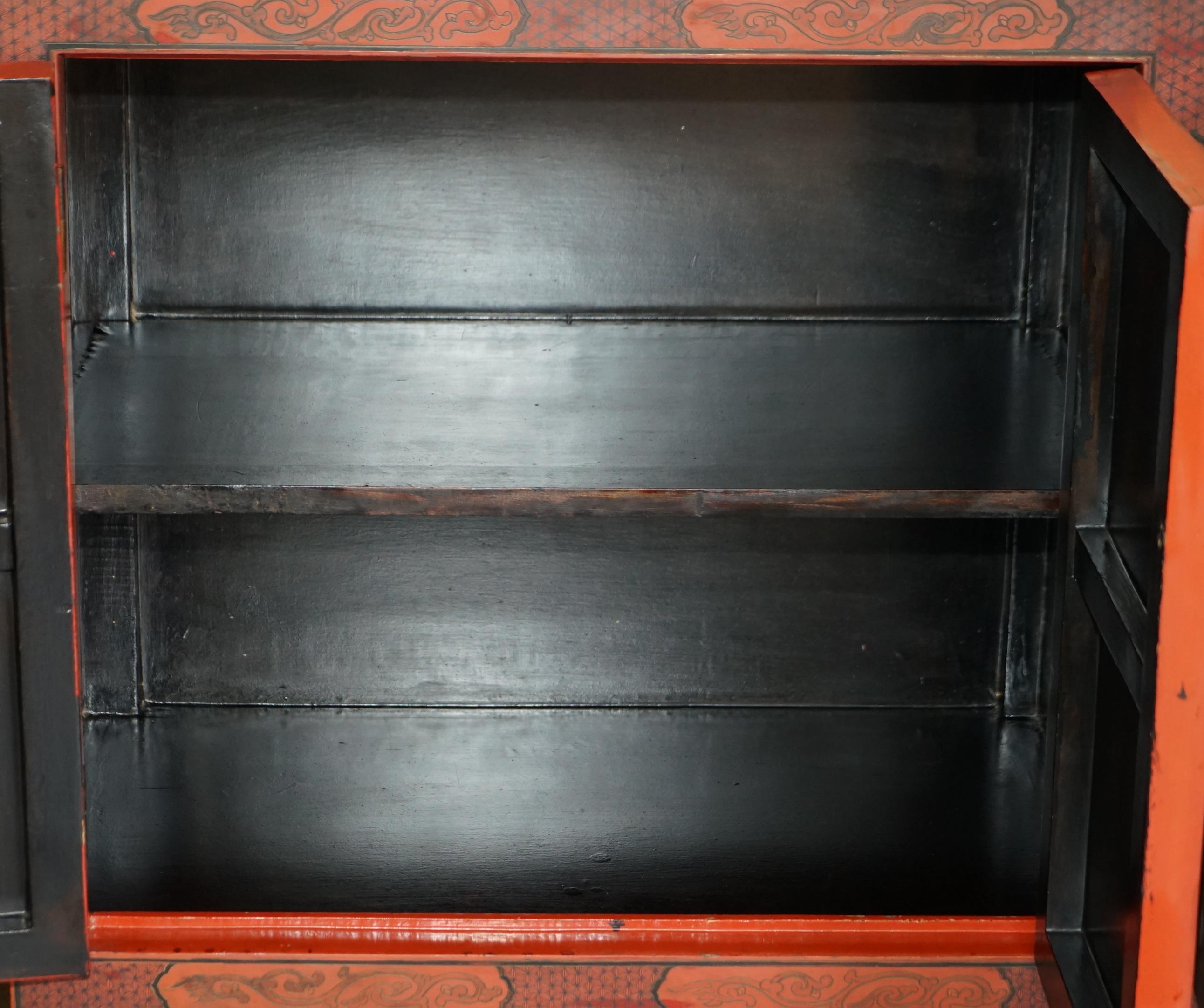 Dekoratives antikes chinesisches Chinoiserie-Sideboard, geblümt bemalt und lackiert, Dekoratives Sideboard im Angebot 13