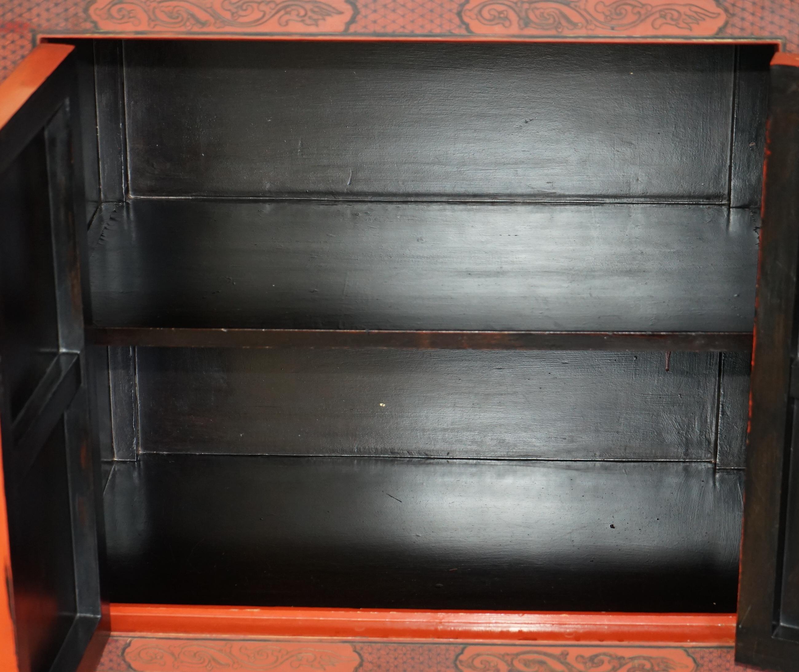 Dekoratives antikes chinesisches Chinoiserie-Sideboard, geblümt bemalt und lackiert, Dekoratives Sideboard im Angebot 14