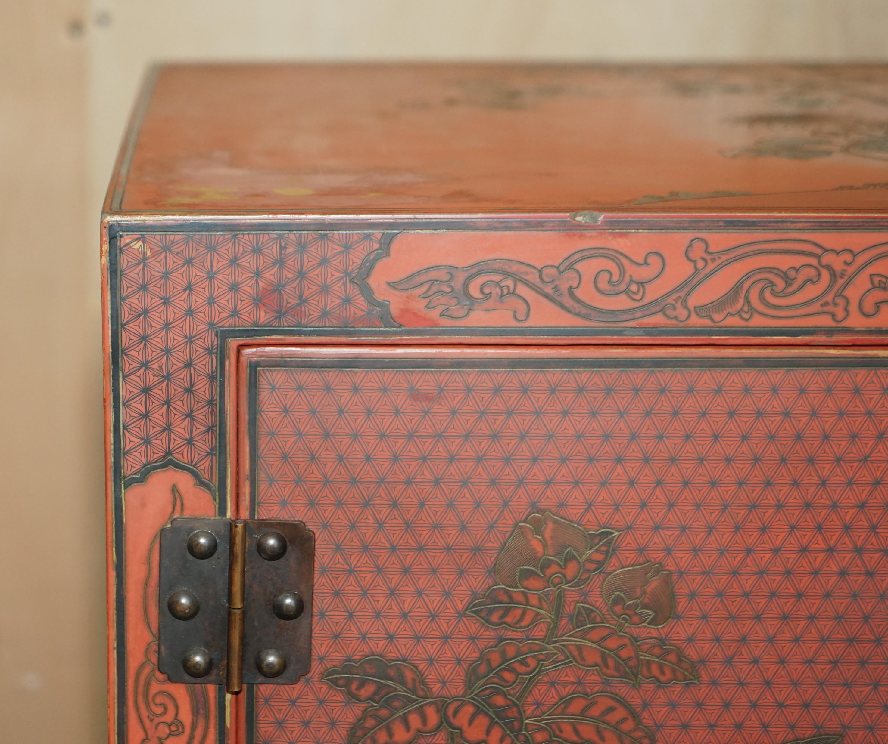 Dekoratives antikes chinesisches Chinoiserie-Sideboard, geblümt bemalt und lackiert, Dekoratives Sideboard (20. Jahrhundert) im Angebot