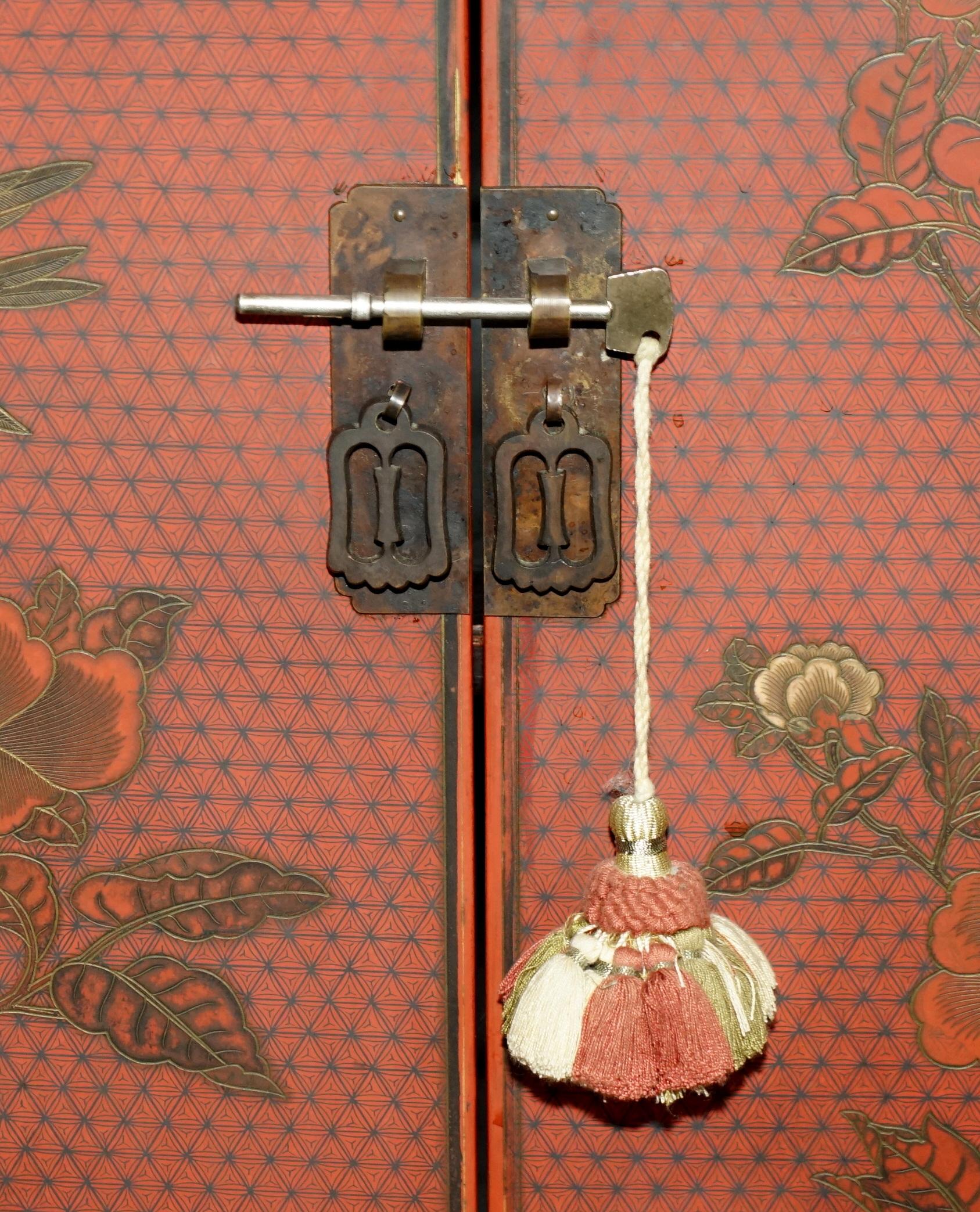 Dekoratives antikes chinesisches Chinoiserie-Sideboard, geblümt bemalt und lackiert, Dekoratives Sideboard im Angebot 1