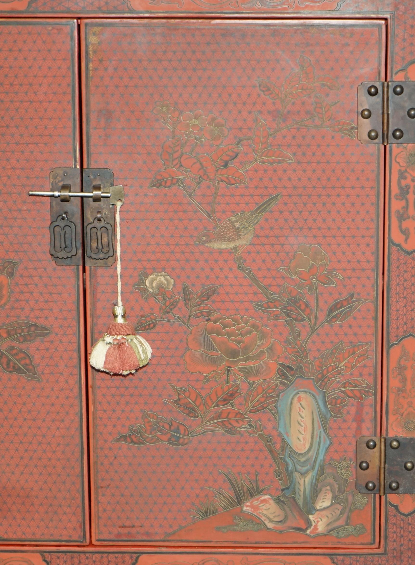 Dekoratives antikes chinesisches Chinoiserie-Sideboard, geblümt bemalt und lackiert, Dekoratives Sideboard im Angebot 2